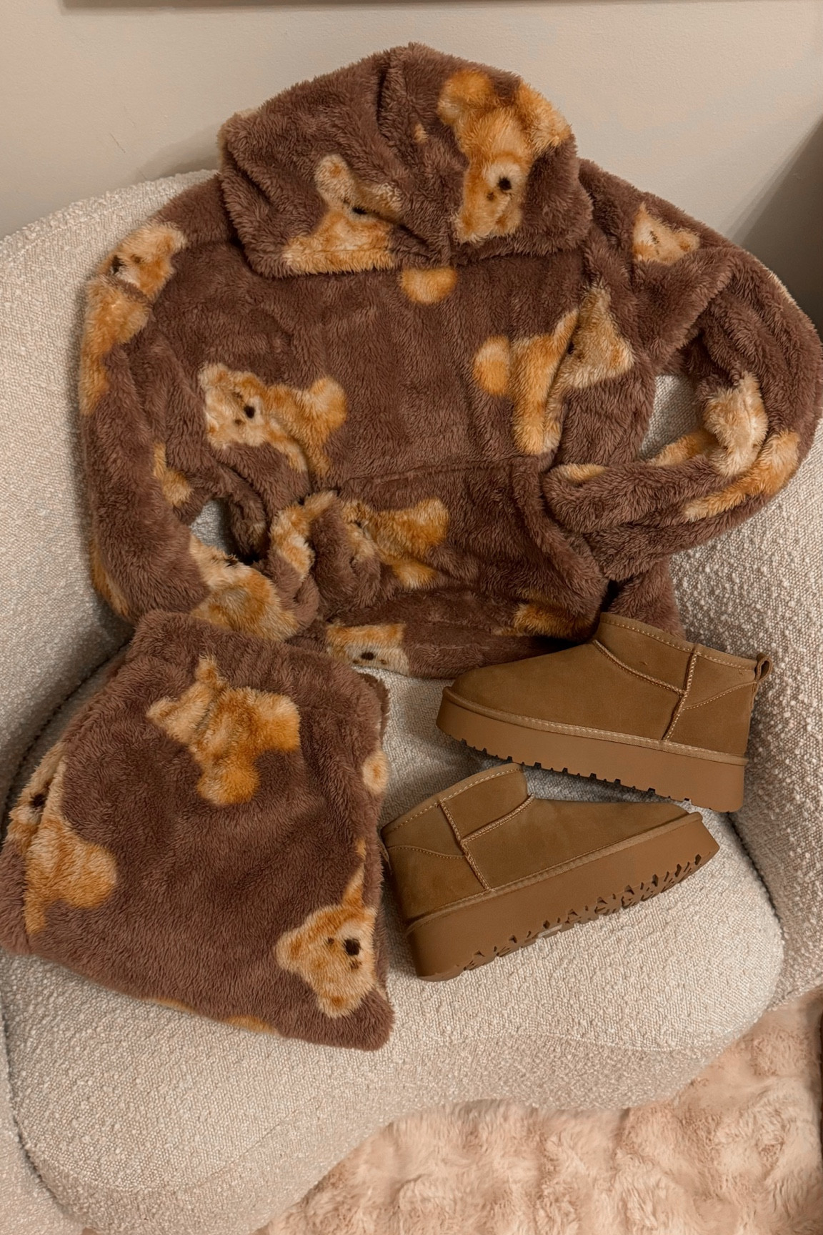 Cozy bear lounge set
I went up a size for a baggy fit
Wearing size small top
Size medium bottoms

@walmartfashion @walmart #walmartfashion #walmartpartner #laurabeverlin 