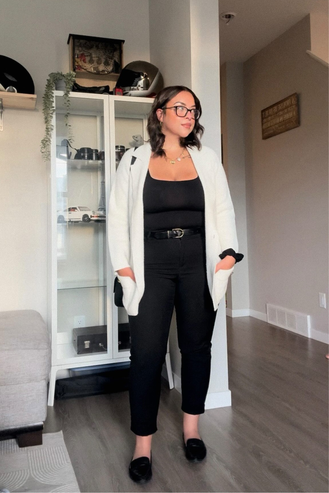 this weekends work outfits as a midsize admin assistant working in a business casual office :)

brands worn include: hollister, lululemon, matt + nat, steve madden, reebok, h&m, diana ferrari, kate spade, isla & rae, joe fresh, ardene, old navy, adorn calgary, + dynamite 🫶🏼

(also pls excuse the bad quality in the last half. really need to set up lighting in the morning now that the days are shorter 🥲)

midsize outfit, midsize style, size 8, size 10, midsize fashion, midsize girl, fall fashion, business casual, midsize work ootd