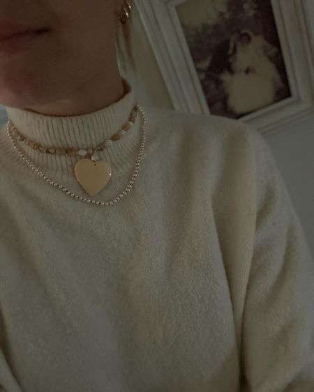 Seashell necklace 🐚 
Pearl necklace 
Layering necklace look 

#LTKfindsunder100 #LTKbeauty #LTKstyletip