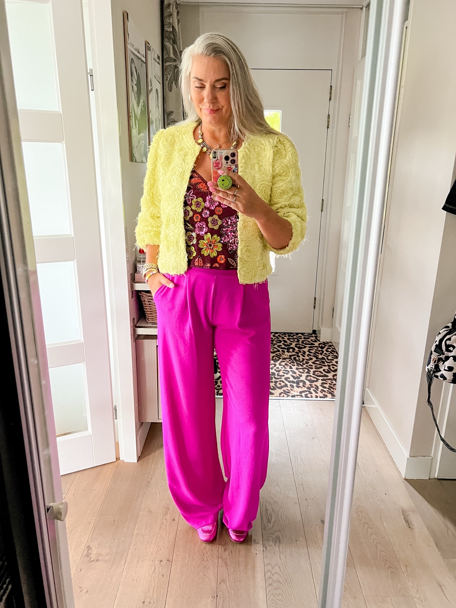OOTD - Donderdag (mijn verjaardag). Ik draag een geel jasje met een bloemenstructuur (https://pzz.to/L5Acov/LunejasjeNorah maat 40) op een magenta broek (https://most-wanted-nl.mtpc.se/6238084 maat L/tall), daaronder een cropped hemdje met pailetten (Harper & Yve, vorig jaar, maat XL), metallic roze loafers (oud) en de ketting is mega oud van HEMA of H&M.

#LTKnederlands #LTKeurope #LTKdatenight