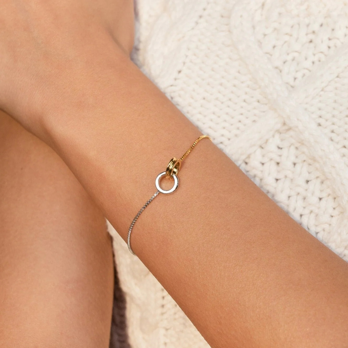 Dainty Mixed Metal Interlocking Circles Bracelet | Caitlyn Minimalist | Caitlyn Minimalist