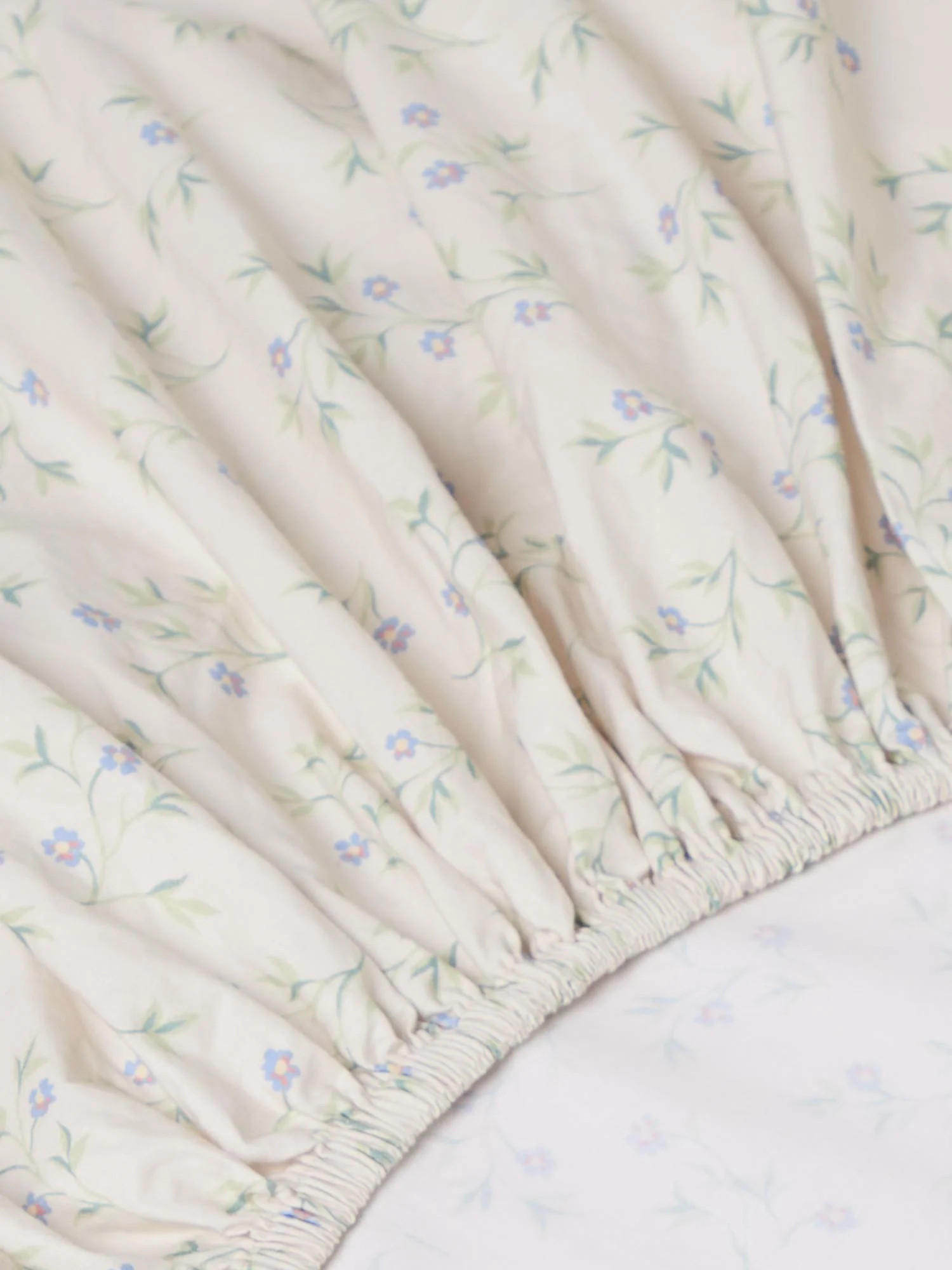 Spring Sprig Cotton Fitted Sheet | Piglet