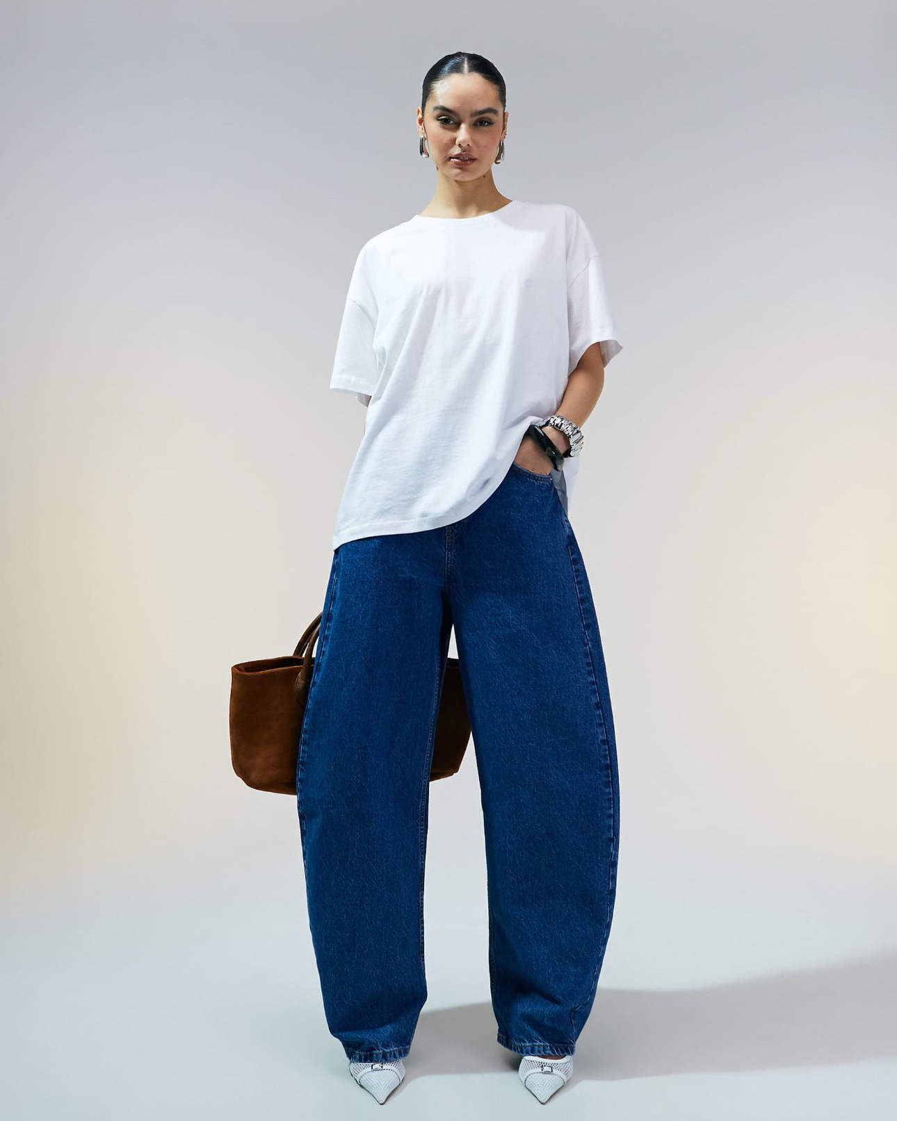 A dressed down spring look! White shirt and a pair of barrelled jeans for the win!

#LTKstyletip #LTKspring #LTKeurope