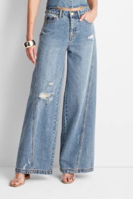 I love skinny jeans, and nothing will make me stop buying them. But I do like the cuffed denim and I just found a really cute dupe that looks adorable for all summer events ❤️

#LTKTravel #LTKParties #LTKStyleTip
