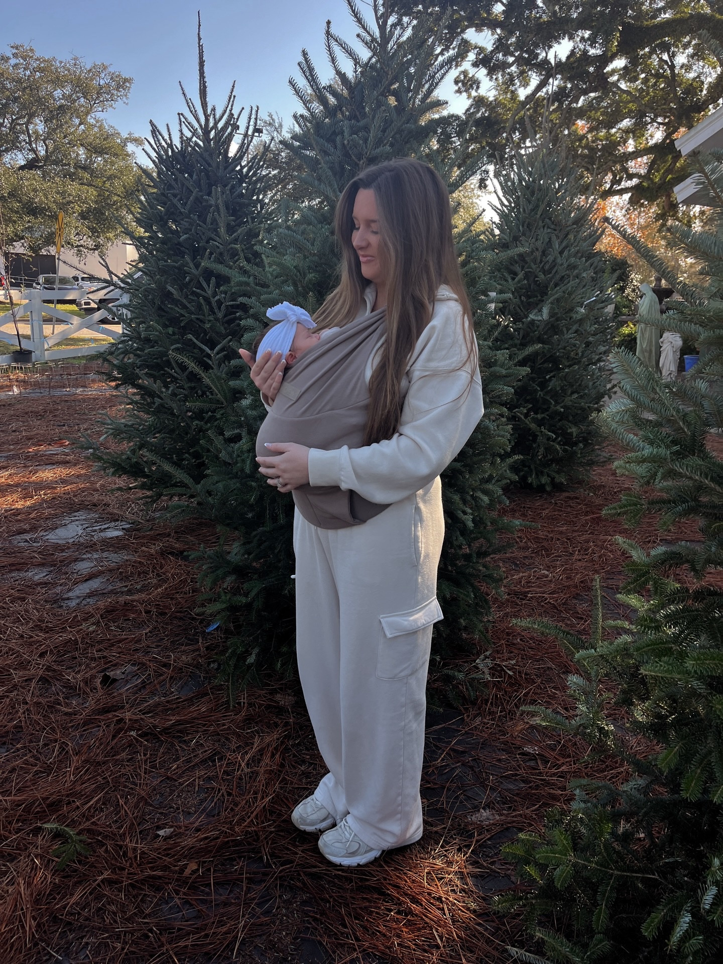 baby snuggles, movie nights & Christmas prep 🌲🤍 

#momoutfit #postpartumoutfit #babygirlmom #momootd #christmasinspo