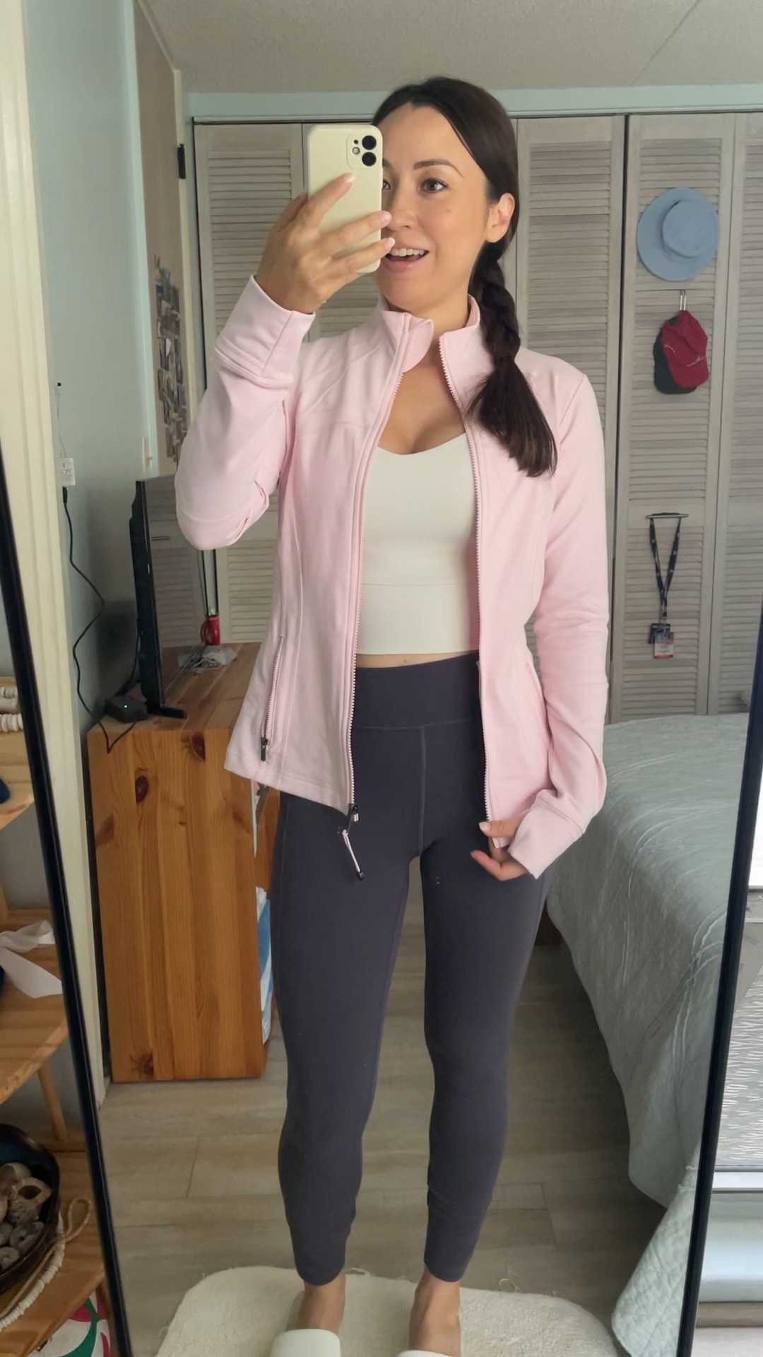 My Fit Pic for the day! My outfit during my hike 🍋💛 •define jacket (luon)  in daydream (6) •ebb to train bra sun (turns pink in the sun!) •wunder  under HR crop