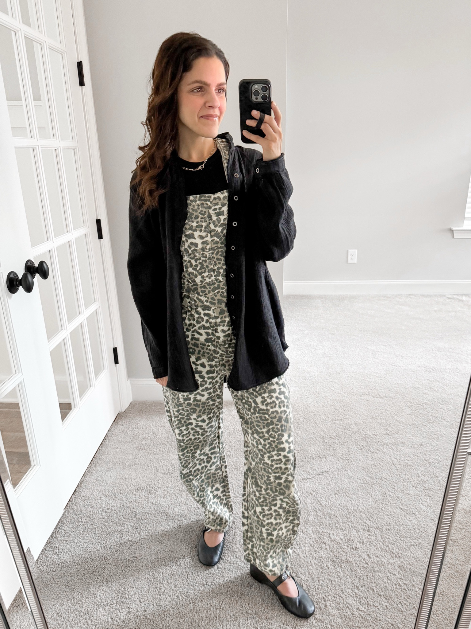 Sunday look

Leopard overalls - linked similar 
Ballet flats - tts 
Lightweight tunic - linked similar 
High neck tank - tts

#LTKStyleTip