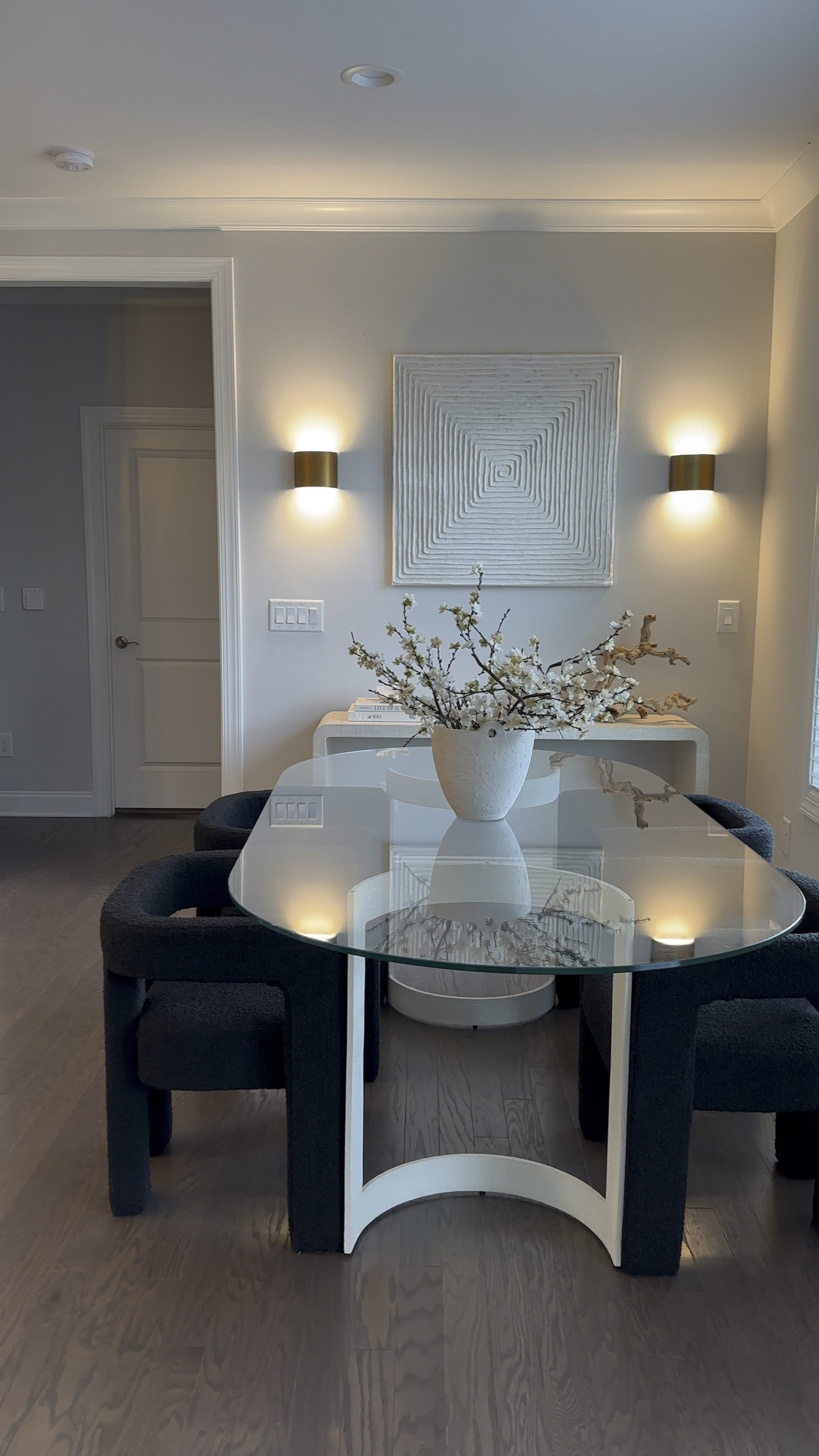 Kitchen decor
Butlers pantry
Breakfast nook
Home decor
Neutral furniture