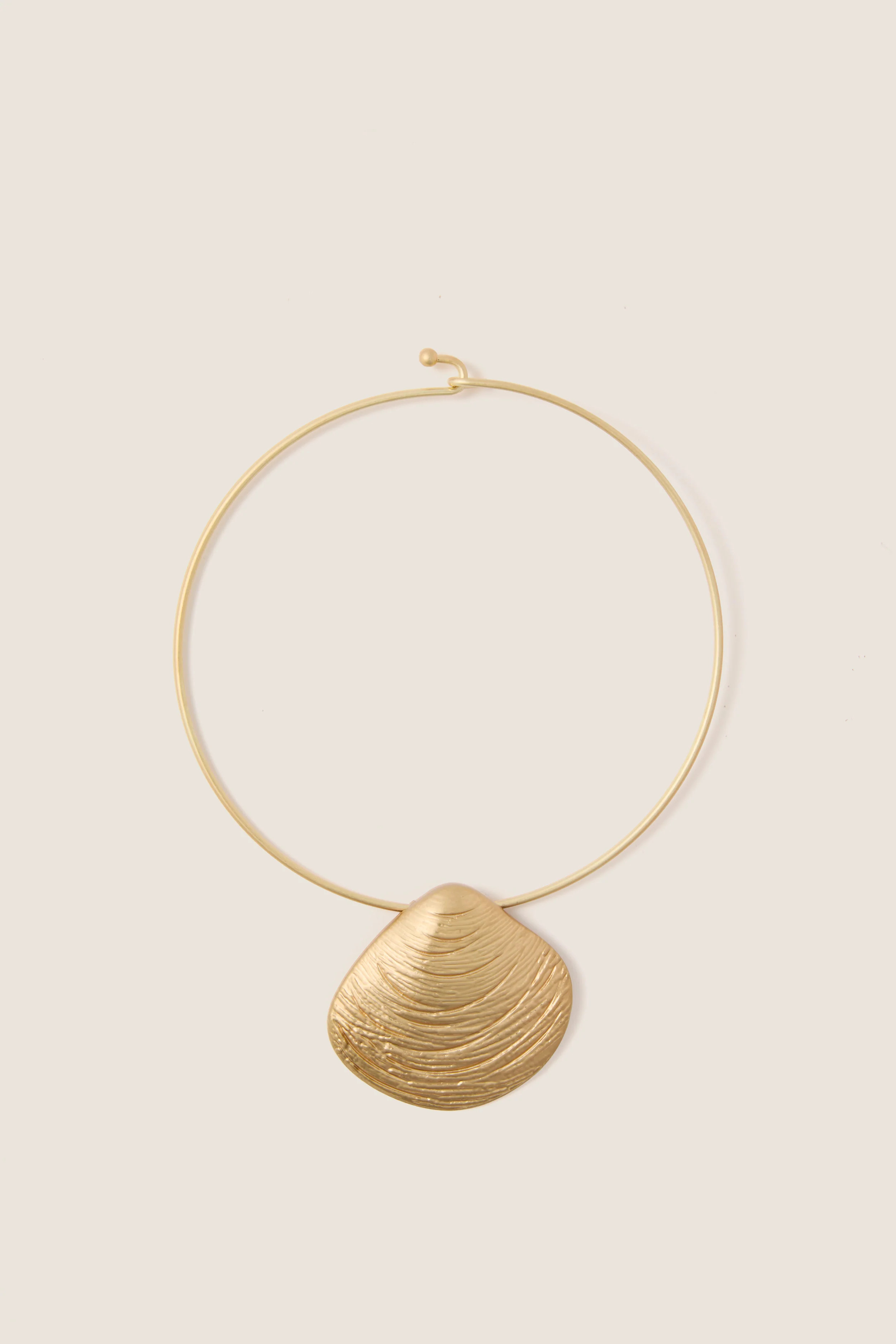 Gold Clam Shell Lillian Necklace | Tuckernuck (US)