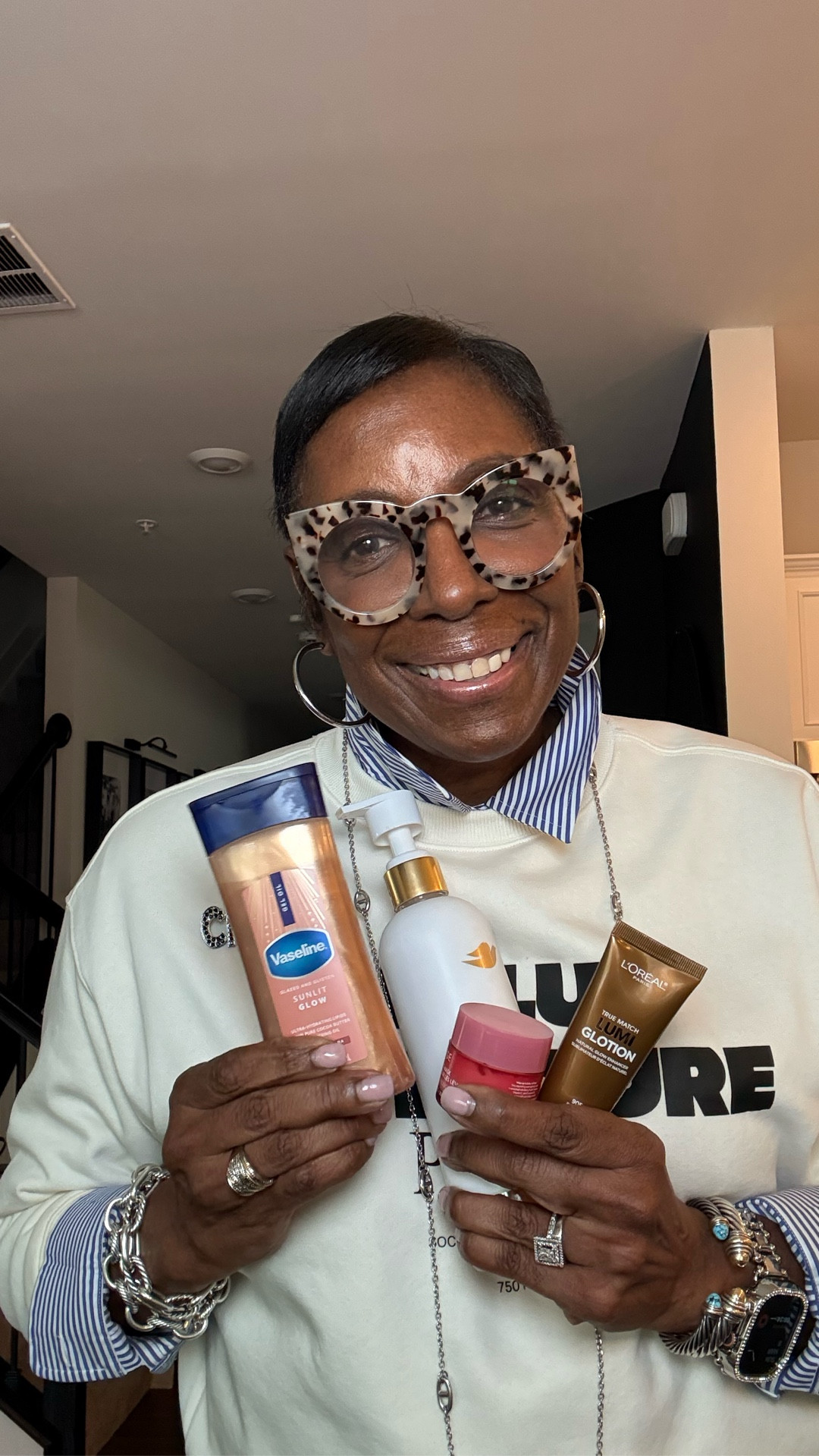 Current bougie bodycare lineup ✨

L’Oréal Paris Glotion for that effortless glow.
Vaseline because luxury starts with hydration.
Glazed Body Oil for the glass-skin finish.
Dove Serum + Radiance for soft, luminous skin.
Laneige Lip Sleeping Mask so the lips stay plush.

Soft. Glossy. Radiant.
Just how I like it. 💫