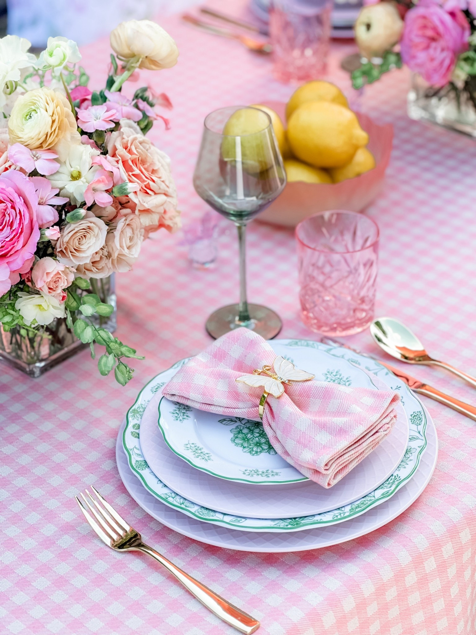 Palm Beach right at your home 🌸🌴💗

A beautiful summery table that will have you feeling all the paradise vibes right at your home! 

Pink Gingham 
Table napkins 
Glassware 
Gold Silverware 
Table settings 
Outdoor dining 

#LTKHome #LTKSeasonal #LTKParties