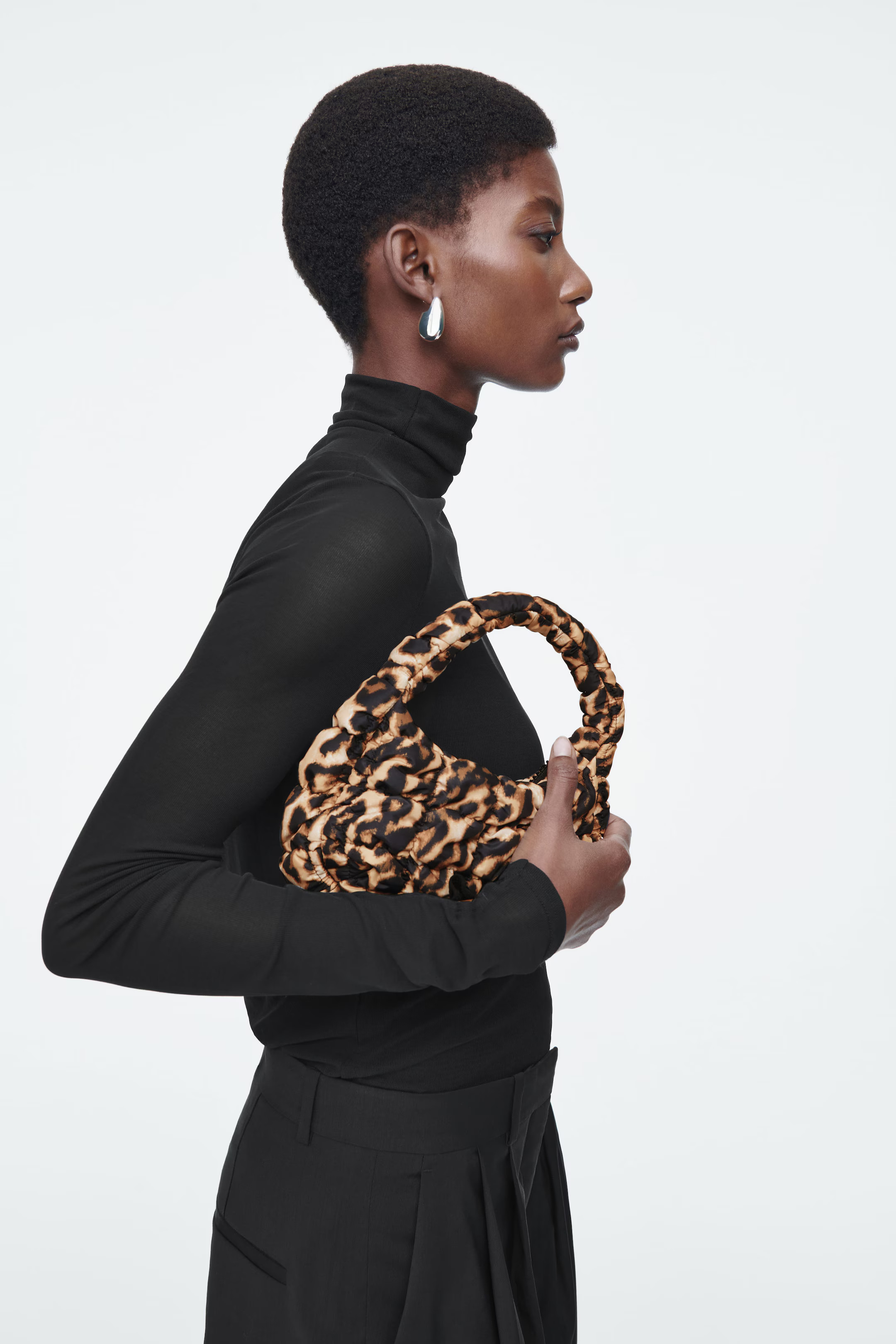 GESTEPPTE MINI-TASCHE - LEOPARDENMUSTER | COS (EU)