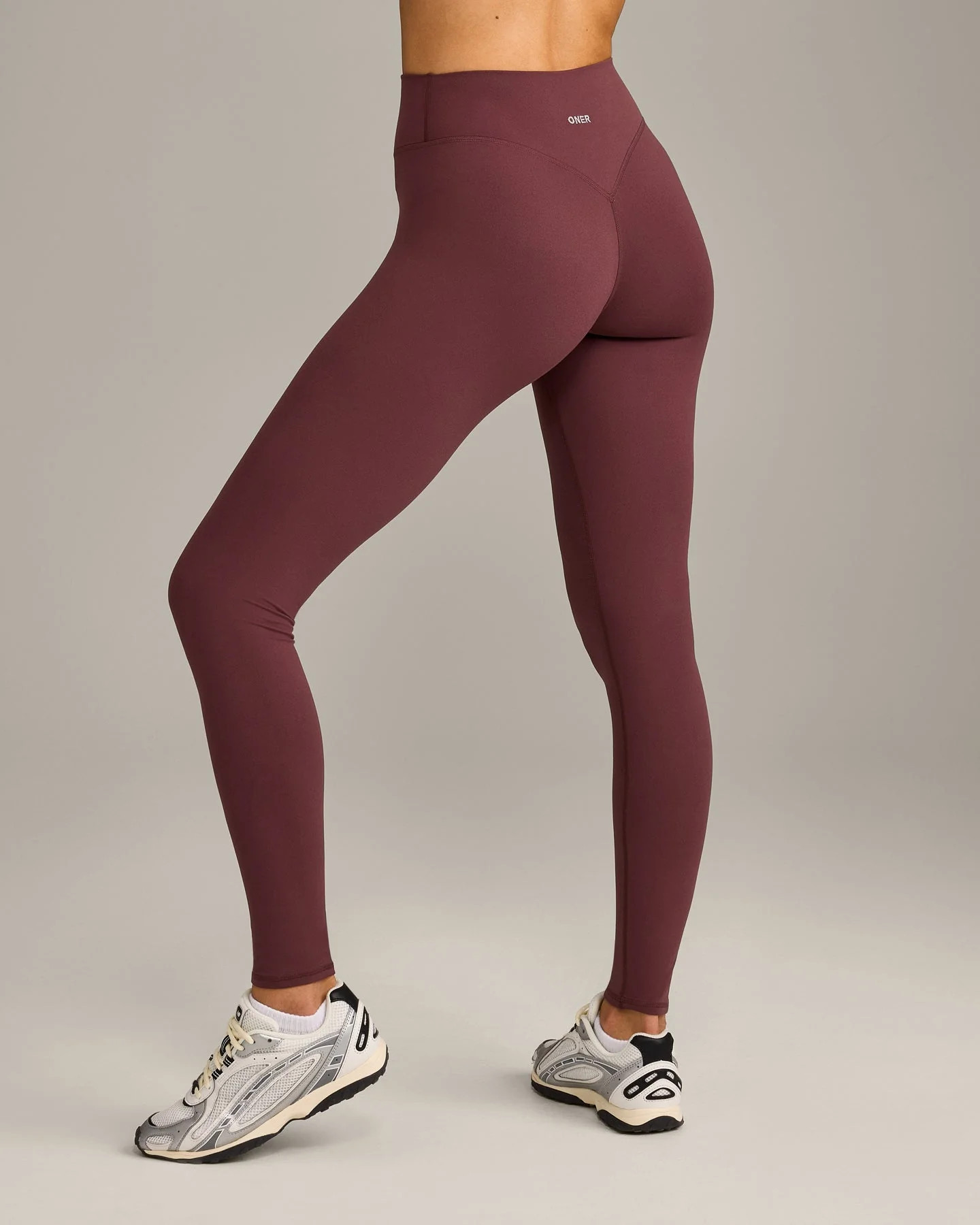 SoftMotion™ High Waisted Leggings with Grey Logo
Velvet Mocha | Oner Active (UK / US)