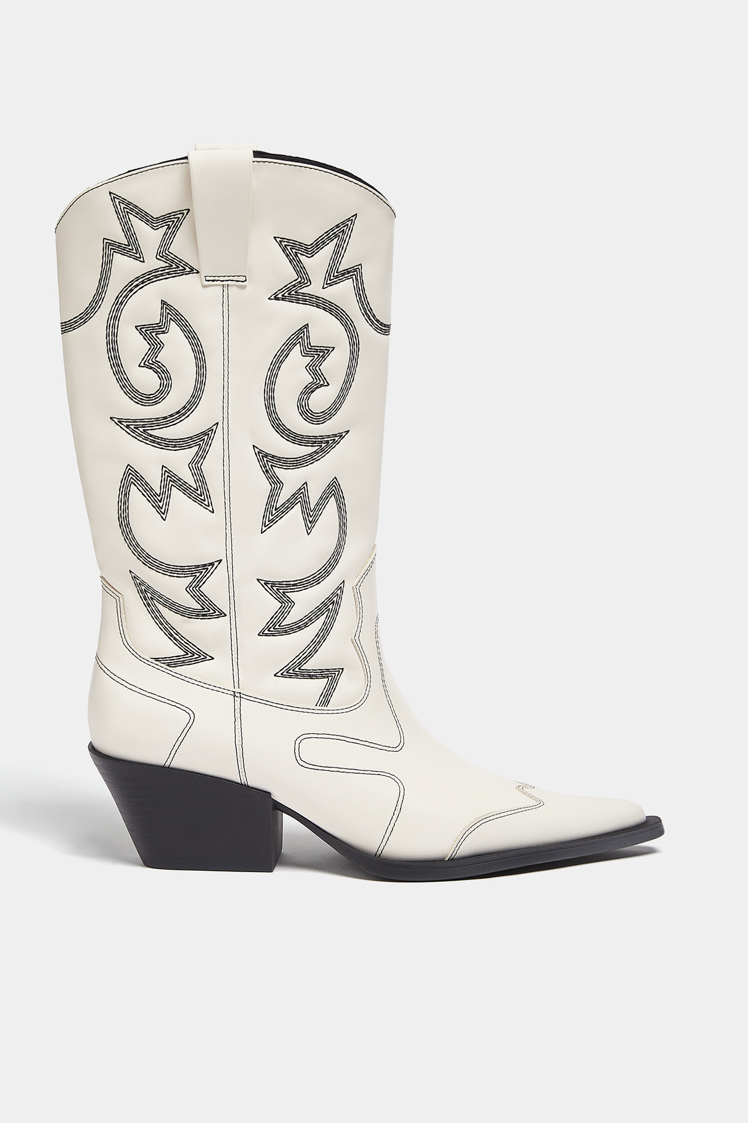 Stiefel im Cowboylook mit Stickereien | PULL and BEAR DE