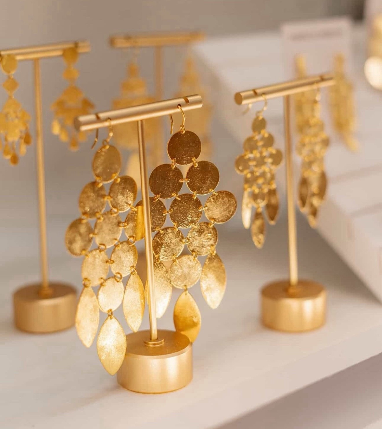 Look gorgeous in gold 🤩✨ An absolute FAVORITE, Chandelier Earrings in Gold from UptownStrut.com!! Must  for all of the fun Fall festivities 🍂☕️✨
•
•
•
#UptownStrut #UptownStrutYouUp #FallYall #pumpkinpatch #pumpkinpatchootd #sweaterweather #statementearrings #BoutiqueLife #onlineboutique #StyleWatch #Instafashion #FashionHouston #LocalLove #YoungWildFree #Blogger #CelebrityStyle #HoustonBlogger #WhatIWore #ShopSmall #WomensFashion #OOTD