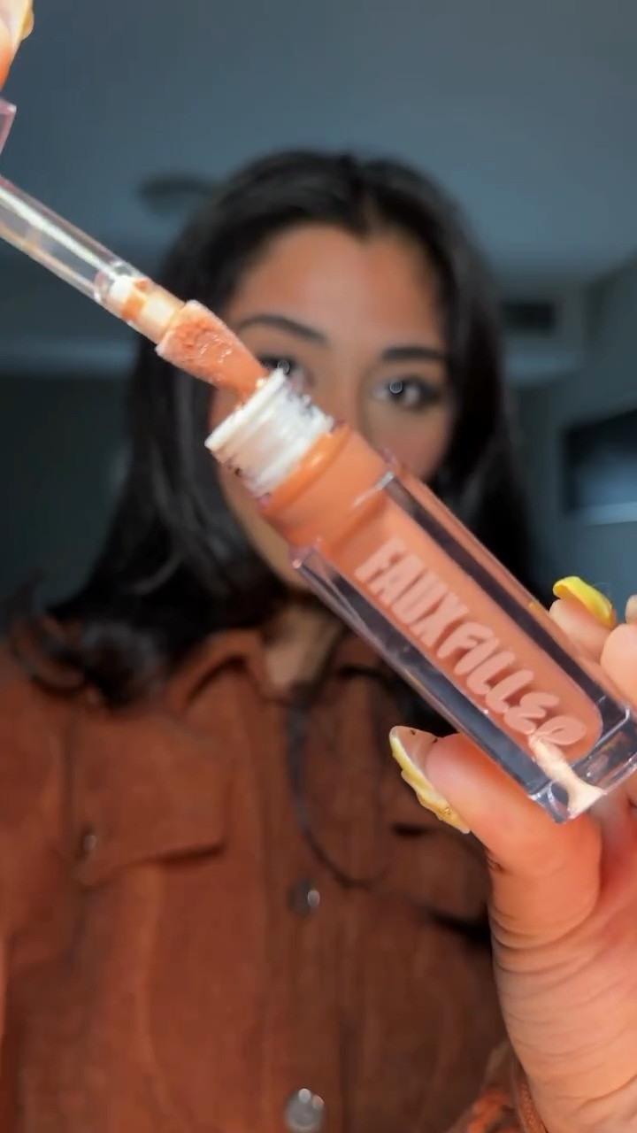 @hudabeauty new gloss shades are concealer lips inspired! I am in loveee with this one. Ofc had to try it with their lip contour stains lipgloss #concealerlips #lipcombo #baddieglam #oliveskin