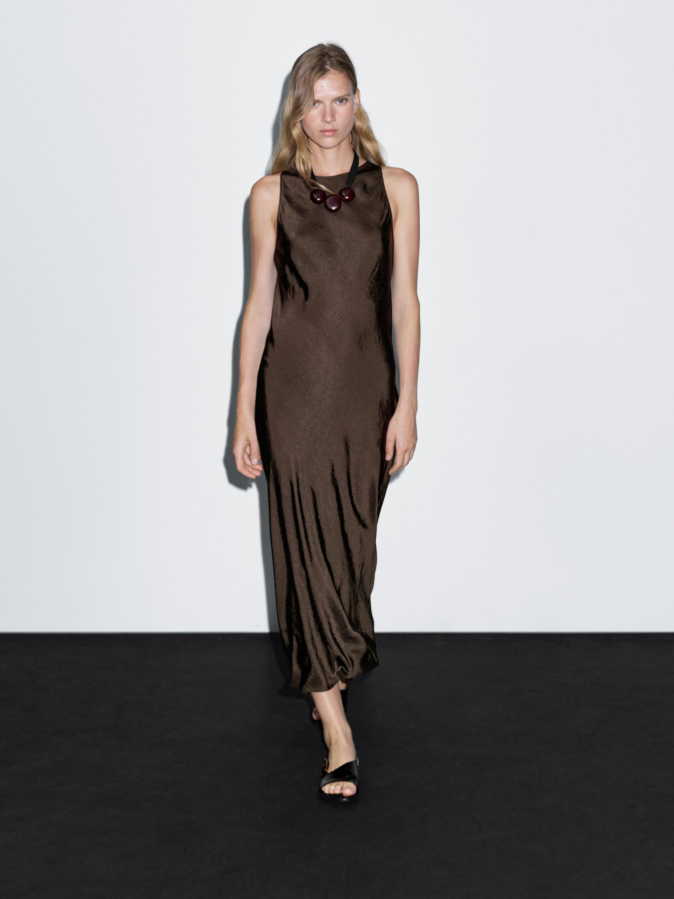 Robe longue satinée à encolure américaine | Massimo Dutti FR