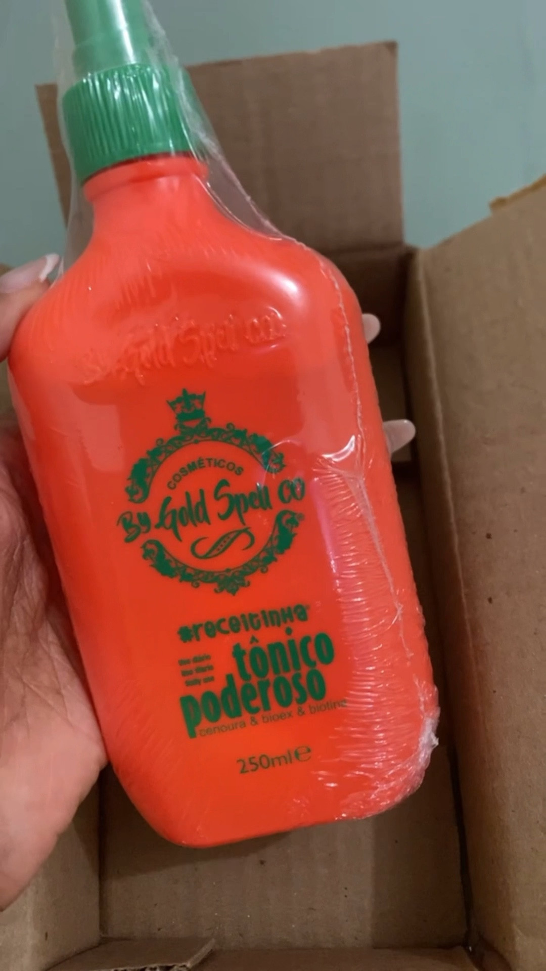 Depois de muito pesquisar, comprei e testei o tônico poderoso da Gold Spell e já corri aqui pra compartilhar essa dica com você. Me desafiei a usar no mínimo 90 dias e te convido a acompanhar os resultados junto comigo. Além do uso do tônico irei associar um cronograma capilar, pq cabelo grande e fraco não adianta. A propósito vou deixar o cronograma capilar da linha como a dica para vc também, porque é maravilhoso e já no primeiro uso vc vê diferença na textura e hidratação do seu cabelo.

#LTKbeauty #LTKsalealert #LTKbrasil