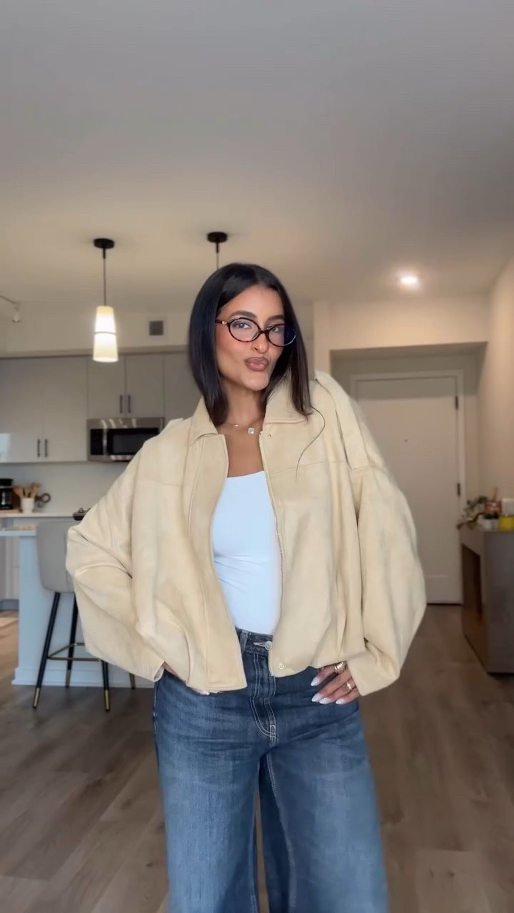 like y comenta “jackets” para enviarte los links de Amazon🔗 
Mis 5 favoritas, me parecen prácticas y las que están en tendencia 
es la temporada de las jackets🍂🍁 y he encontrado estas que son perfectas y son las que he estado usando estas semanas, están wow!!🤩
#contentcreator #outfits #jackets #amazonfinds