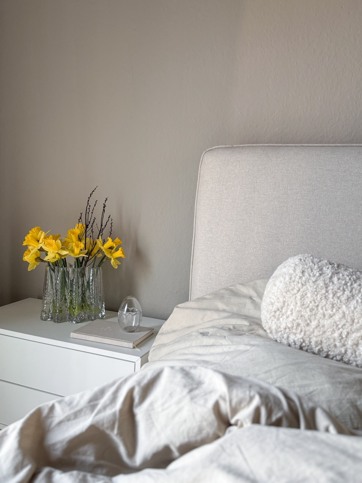 This is your sign to upgrade your bedroom 🤍
Ich habe lange nach einer Bettwäsche gesucht, die sich wirklich gut anfühlt – weich, ruhig, einfach cozy. Diese hier ist genau das.

Und die Vase… so ein Teil, das sofort alles ein bisschen schöner wirken lässt. Minimal, aber besonders – vor allem mit frischen Blumen.

Wenn du deinem Schlafzimmer gerade ein kleines Update geben willst, sind das zwei einfache Dinge, die sofort einen Unterschied machen.



#ltkhome #bedroominspo #neutralhome #scandistyle #cozyhome #softliving #homedetails #minimalhome #nordichome #simpleliving