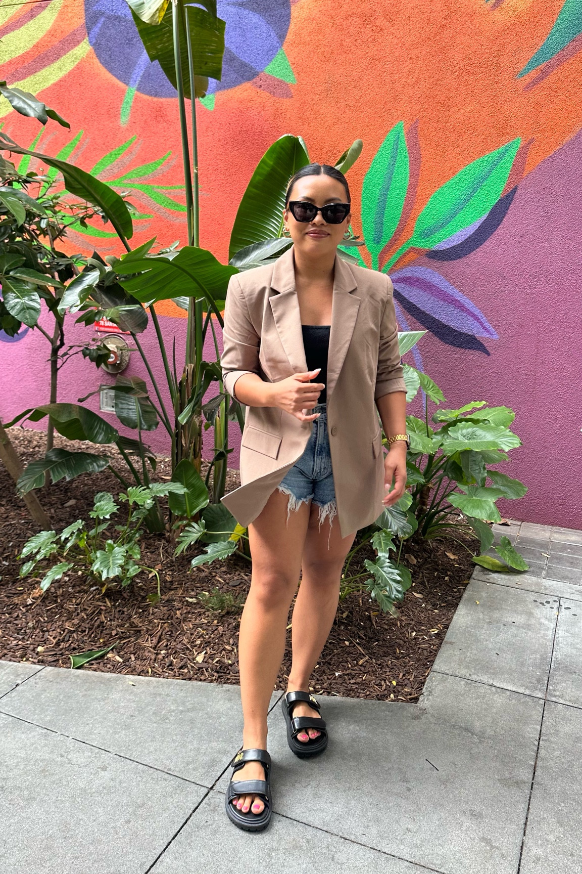 Brunch ootd

Blazer: open edit oversized blazer in brown caribou in s (my shoulders are wide)
Shorts: Abercrombie 90s shorts in 25
Sandals: Dior dad sandals 
Accessories: amazon 

Millennial brunch outfit, millennial edgy minimalist outfit, blazer shorts outfit, open edit oversized blazer, Nordstrom open edit blazer 