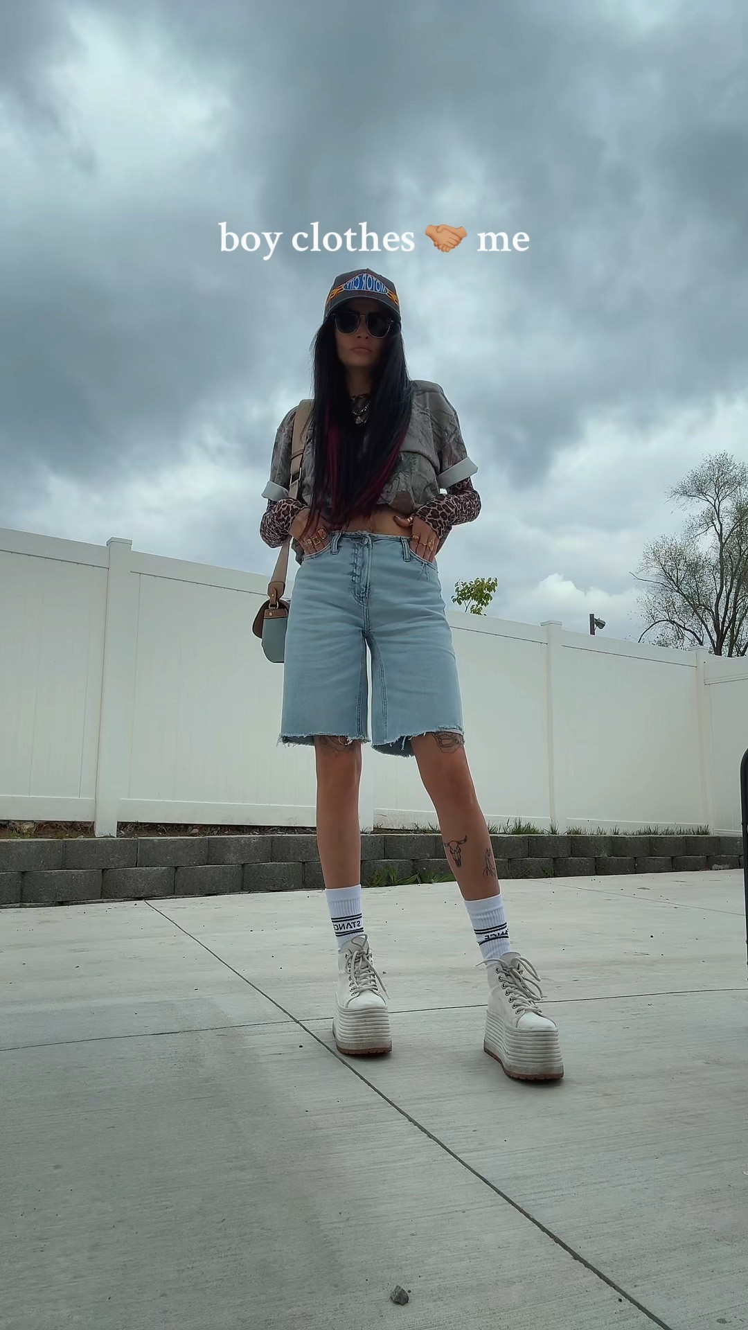 I will take any chance I get to dress like a tomboy #outfitinspo #tomboy #baggyclothes #jorts #jeanshorts