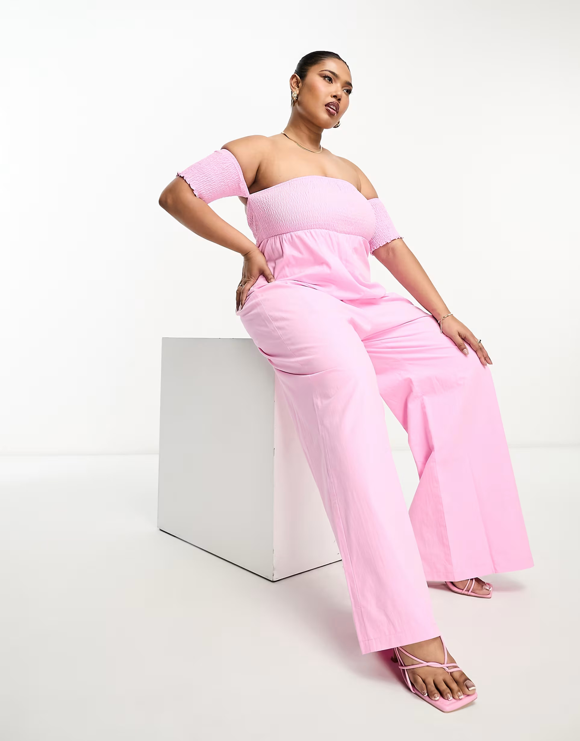 The Frolic Plus – Gesmokter, schulterfreier Jumpsuit in Rosa mit weitem Bein | ASOS (Global)