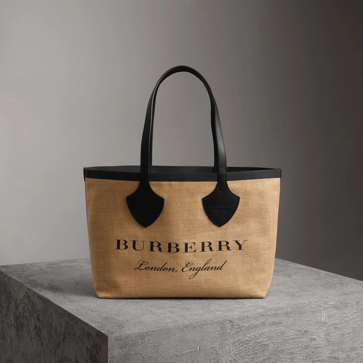 Burberry The Medium Giant Tote in Graphic Print Jute | Burberry (UK)