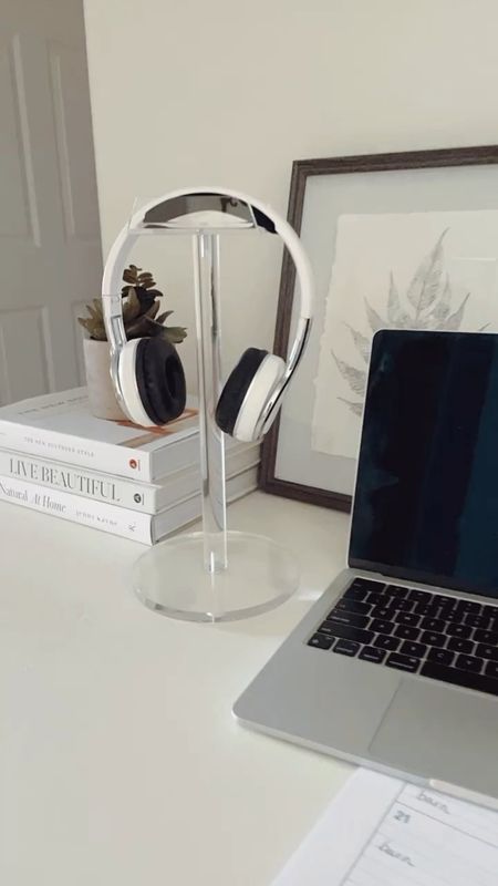 Loving my new clear acrylic headphone stand from Amazon! 👍🏻

Perfect for your desk or nightstand! 

#headphones #workstation #homeoffice #officedecor

#LTKfindsunder50 #LTKVideo #LTKhome