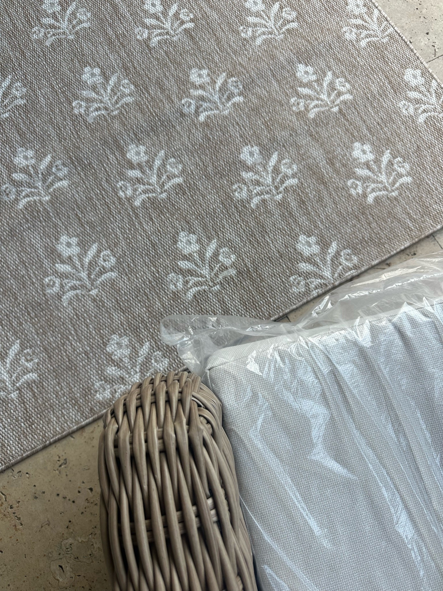 Outdoor rug on sale! Just got this for $22 in my local Walmart! Online clearance too! 

Walmart 
Home decor
Summer sale
Isla rug 
My Texas house rug 
Outdoor rug 
Patio 
Fall 
Cozy home 
Rug
Bellamy swivel chairs
Better homes and gardens 
Bhg 
Cottage 
Pottery barn dupe 
Clearance 
Sale

#LTKSeasonal #LTKSaleAlert #LTKHome