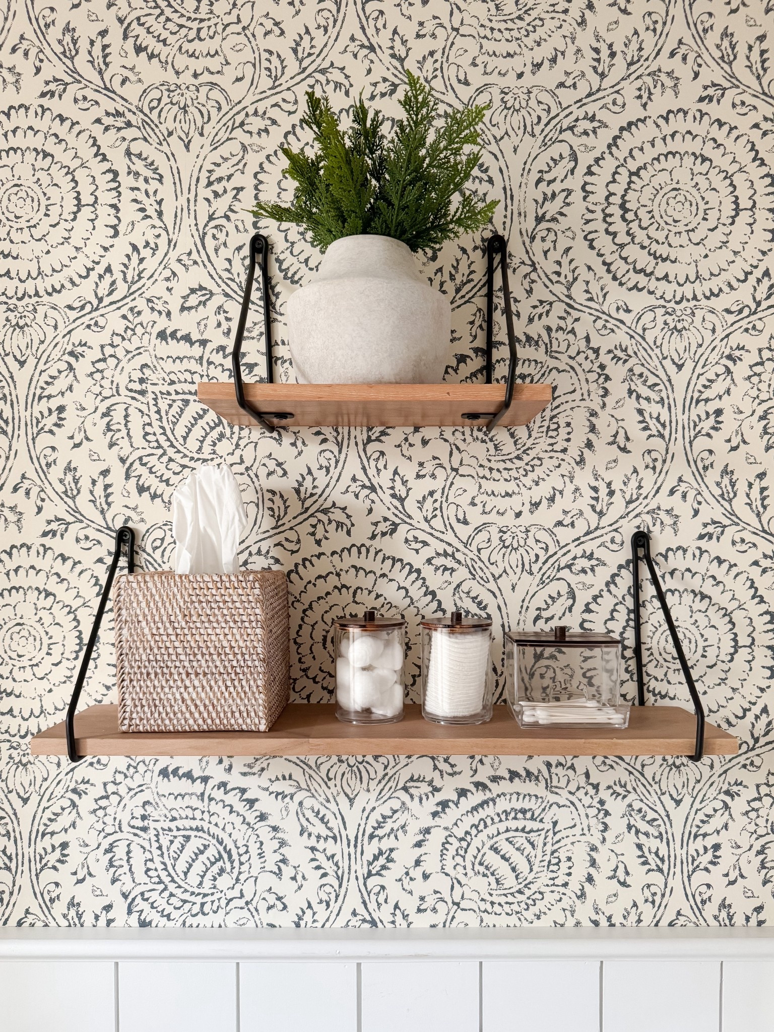 Coastal Bathroom

Christmas bathroom decor  glass vase, brown bath mat, sherri calnan home

#LTKHome #LTKHoliday