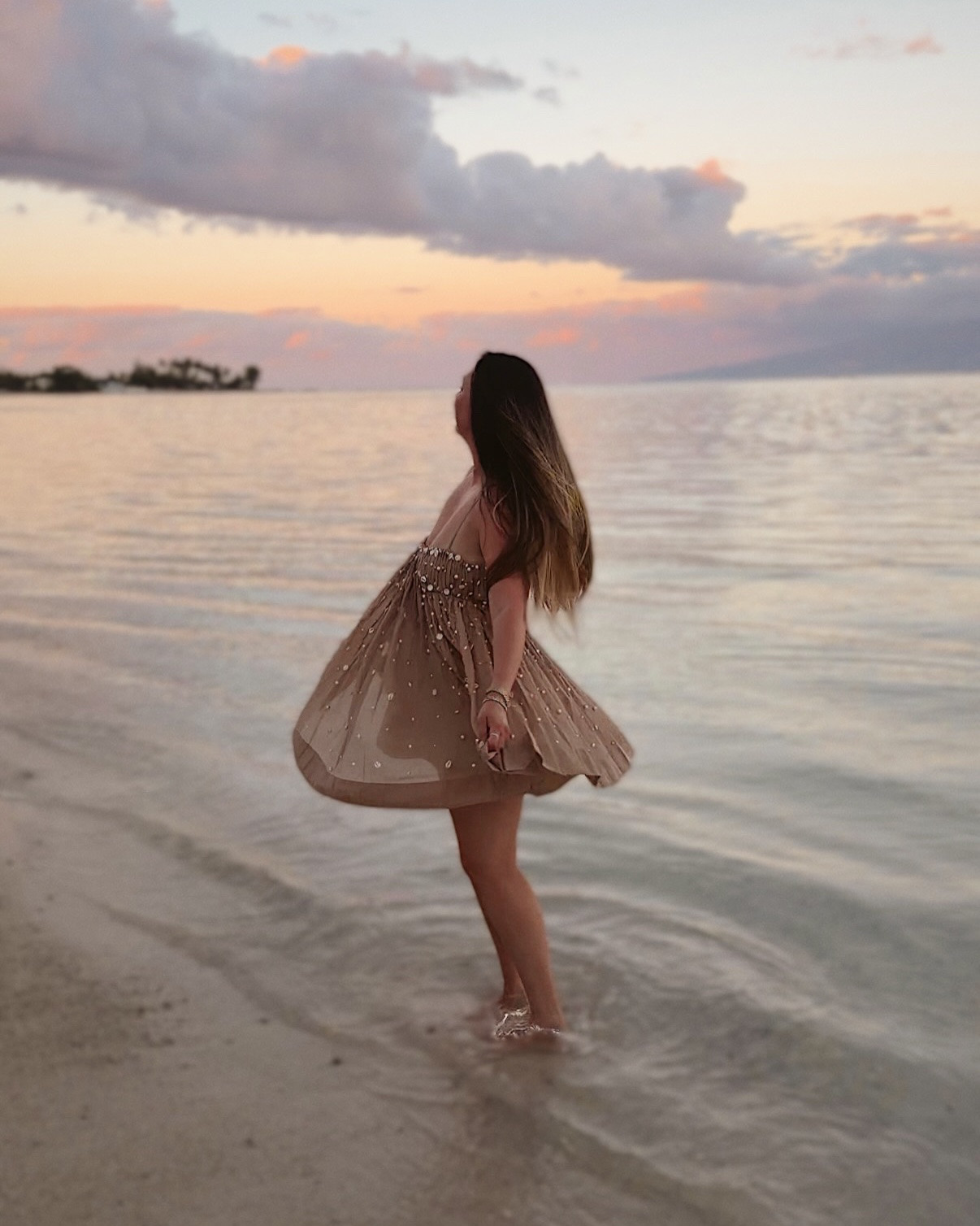 a little glimpse of heaven in Moorea ☁️🪽 
say “dress” if you want the link & sizing info 🫶🏼

#moorea #vacationoutfit #vacationdress #midsize midsize style, vacation outfit, vacation dress, sunset photoshoot, seashells, mermaid vibes