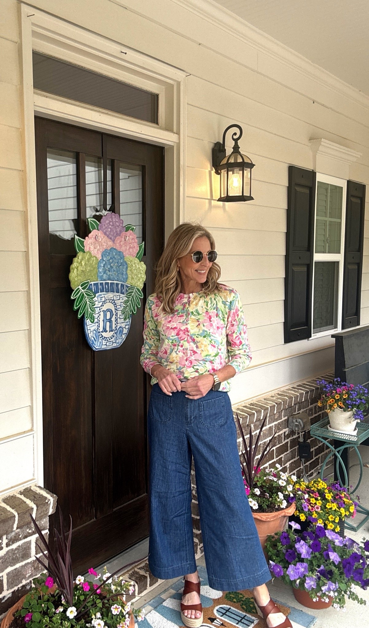 Effortless style… These free assembly wide leg cropped jeans are total refresh for your everyday denim collection… Pair them with your favorite top.. these front and back pockets keep everything functional while the cropped length lets you show off your favorite shoes wearing a size extra small  