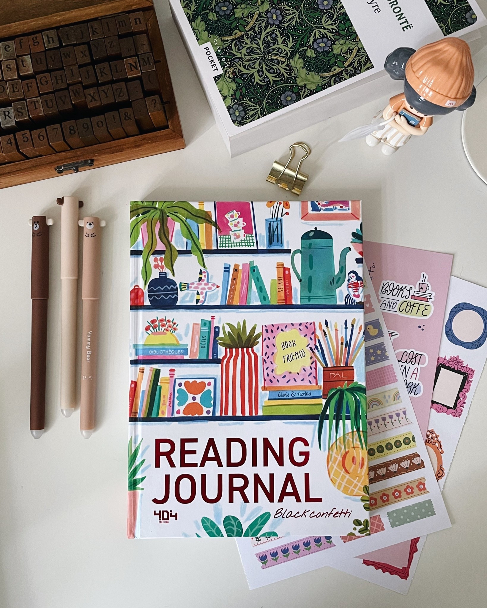 FR :
Un coin lecture plein de créativité ✨
Mon Reading Journal préféré pour garder une trace de toutes mes lectures, envies livresques et coups de cœur.
Entre carnet, déco et inspiration — un must-have pour les booklovers et les fans de papeterie esthétique.

EN :
A cozy and creative reading corner ✨
My favorite Reading Journal to track my reads, bookish wishes and literary crushes.
Part planner, part inspiration — the perfect find for book lovers and stationery addicts.

⸻

🔑 Mots-clés LTK / SEO :

reading journal, book journal, reading tracker, book lover gift, stationery aesthetic, cozy desk decor, bookstagram finds, journaling essentials, aesthetic stationery, bookish gift, planner addict, creative journaling, cute notebooks, LTK home office, LTK books, bookish desk setup, cozy reading nook, study aesthetic, writing inspiration, LTKfinds, LTKpaper, BlackConfetti

#LTKfrance #LTKeurope