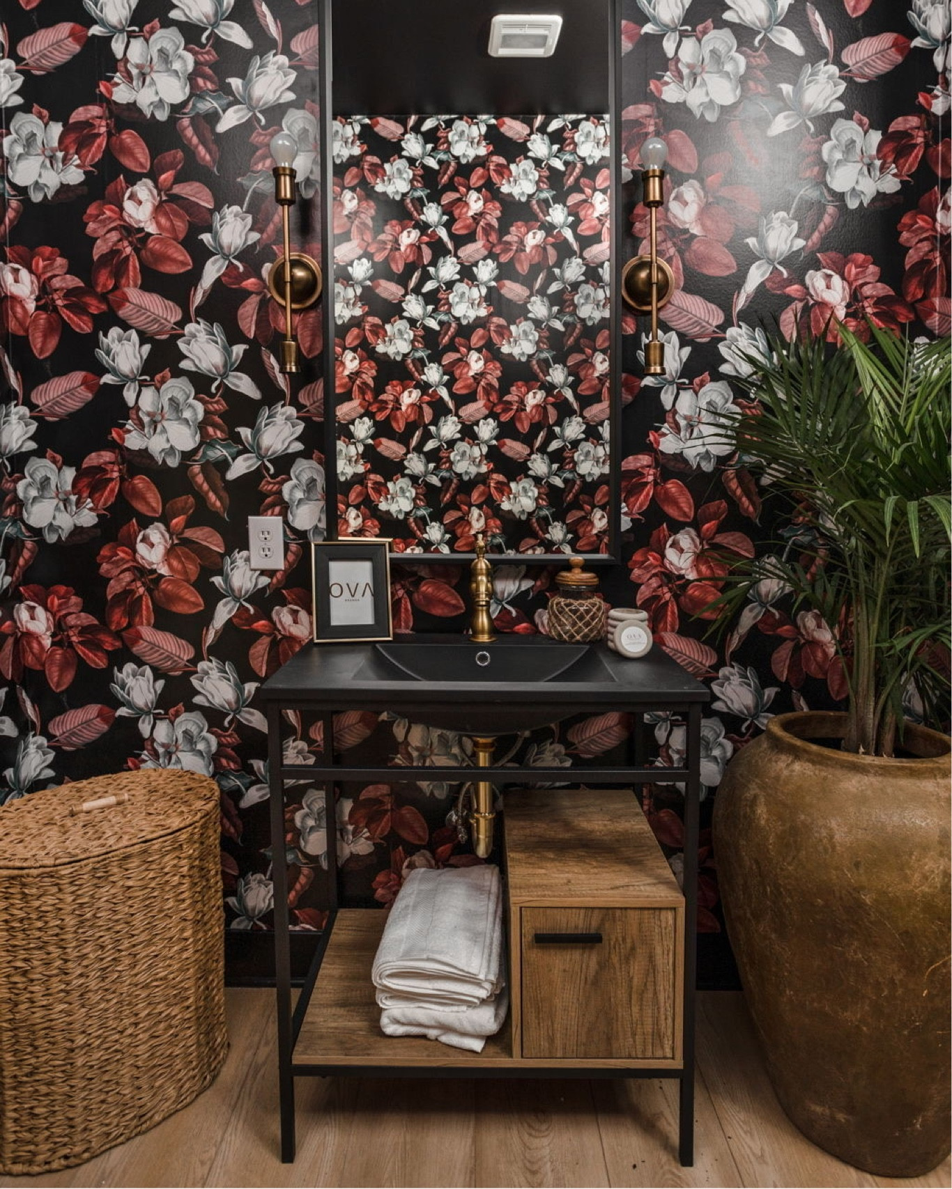 We love a bold statement in the bathroom .

#LTKhome