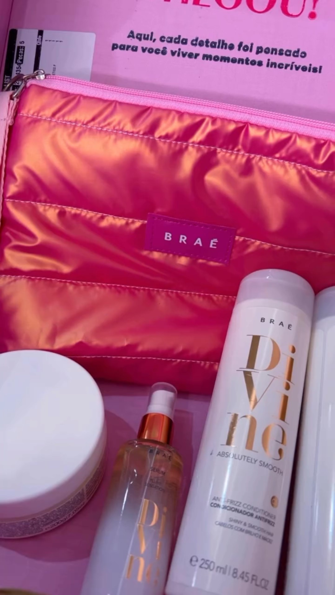 A linha Divine deixam seus cabelos sedosos, nutridos e livres de frizz, sem pesar.

A fórmula é enriquecida com extratos vegetais, água de coco e óleo de coco, ingredientes que buscam proporcionar resultados visíveis.

• O shampoo proporciona uma sensação de limpeza profunda.
• A máscara de tratamento, segunda etapa do processo, promete hidratação profunda sem pesar.
• O condicionador tem uma textura leve, quase aquosa.
• Sérum Plume Sensation reduz pontas duplas e frizz sem pesar os fios, deixando-os macios e brilhantes.


Aproveitem 🔥🗣️🌸

#LTKpromo #LTKbeleza #LTKbrasil