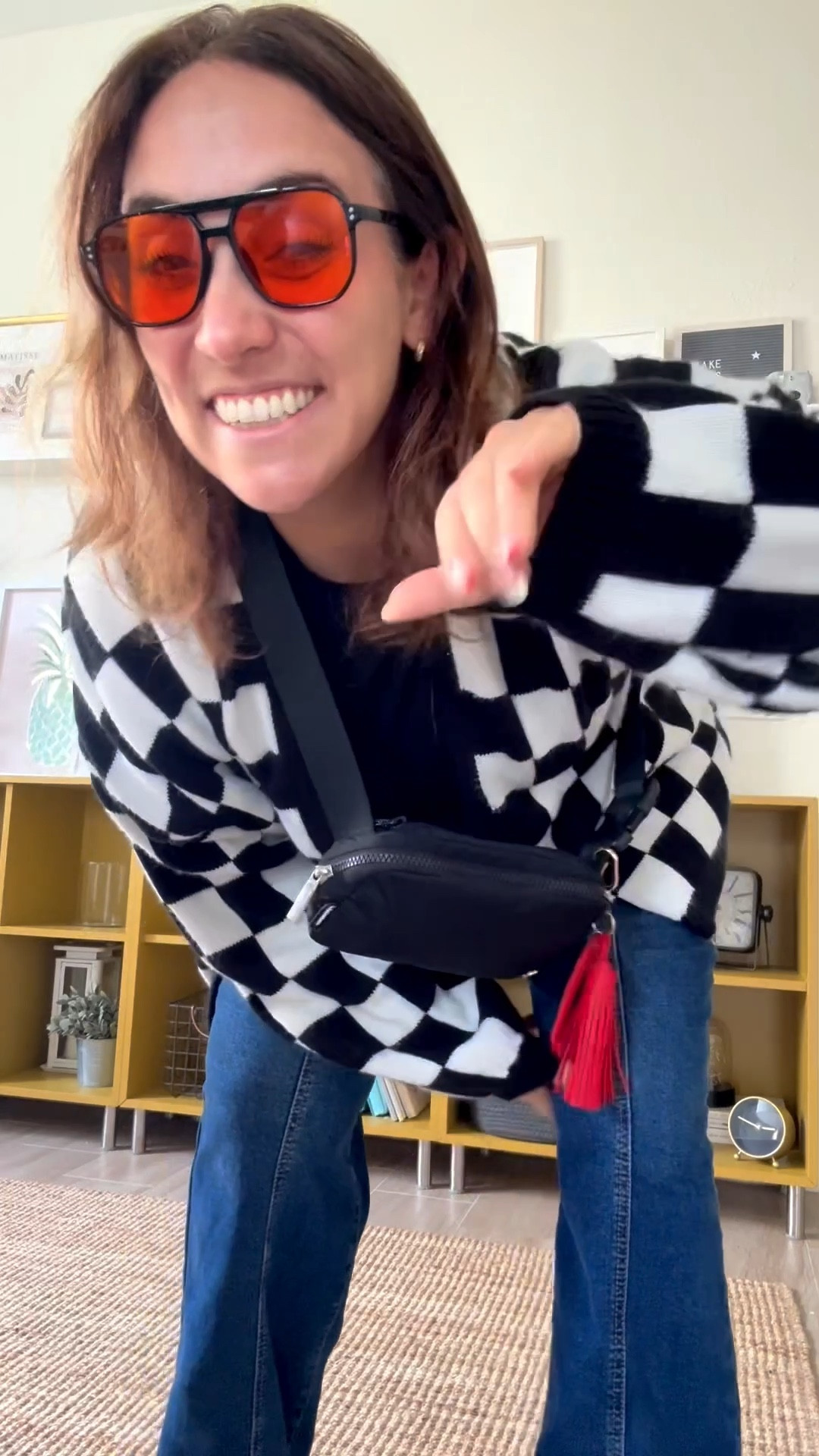 Hay piezas que no pueden faltar en mi clóset: la tshirt negra todo terreno (está me encanta porque se ajusta al cuerpo y no se enrolla la parte de abajo), los jeans, los snickers, un cardigan divertido, lentes y ese bolso ligero! Un SI para mamás!!!

#LTKdayinmylife #LTKMidsize #LTKmomlife