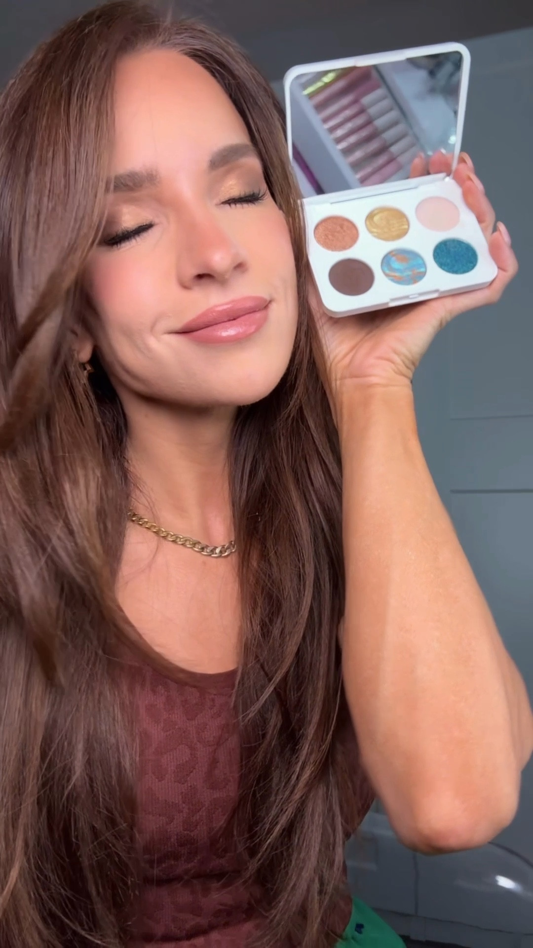 Holiday glam? Powered by Ulta Beauty, of course! ✨ From gifts for
your besties to a little something for yourself, Ulta Beauty is making shopping merry and
effortless this season. Enjoy up to 50% off makeup, skincare, hair, and fragrance from
November 23–29 because the best gifts come in orange bags. 🧡
I’m wearing the Morphe chromaplus 6-pan eyeshadow palette in python here! The gold is
perfect for a holiday glow! Tap below to shop! #ulta #ultabeauty #ad @ultabeauty
[@Shop.LTK #liketkit https://liketk.it/5ASVc]

#LTKBeauty #LTKGiftGuide #LTKCyberWeek