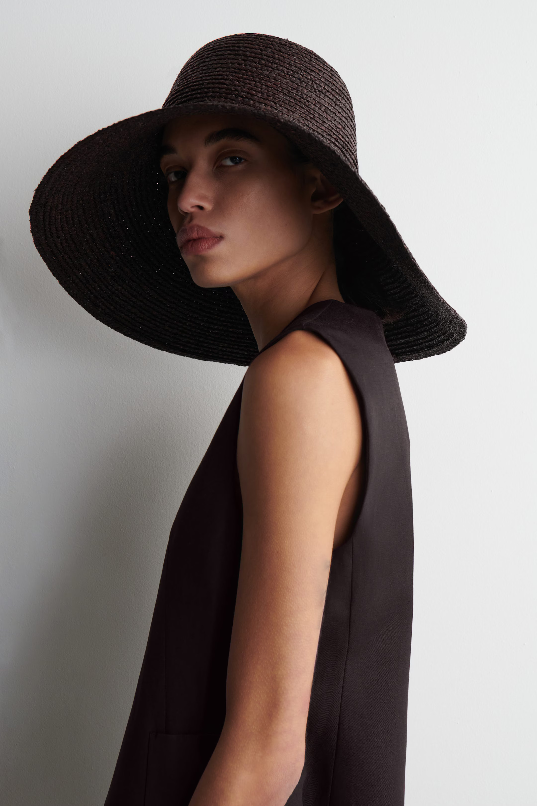 WIDE-BRIM STRAW HAT - DARK BROWN | COS | COS (AU)