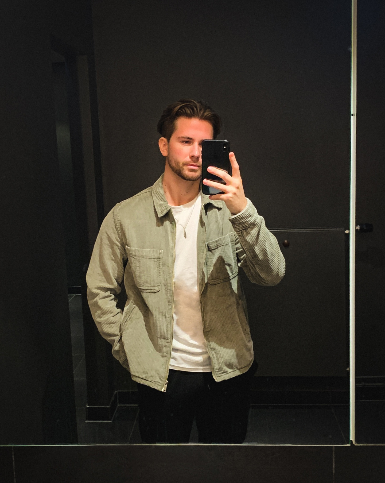 Simple fit: green cord shirt an white tee 💚

#LTKeurope #LTKmens #LTKstyletip