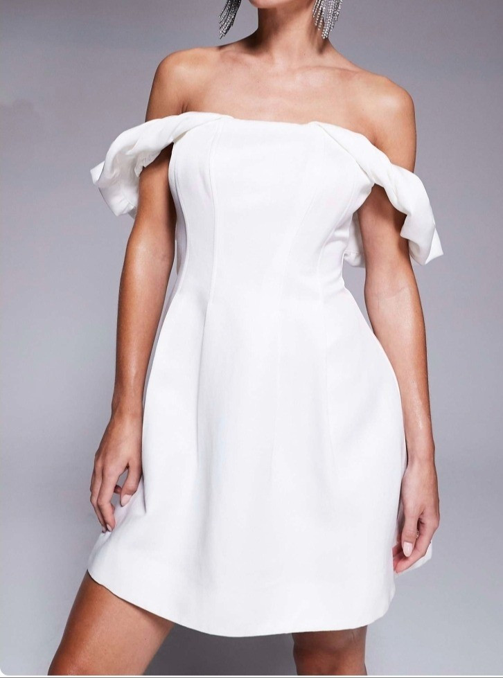 Vestido corto con escote.White Petite mini wedding dress.Hey, i am 4'11/150cm petite bride and you will see a lot of bridal wedding fashion content. Follow along

#LTKWedding #LTKPetite