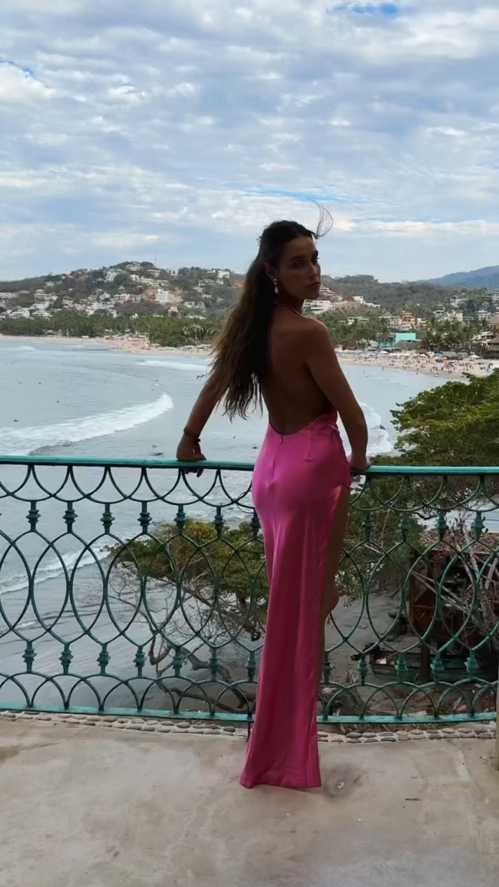 Golden hour ✨ this dress felt like it was made for this moment. 🦋 hair clip is Fachie 