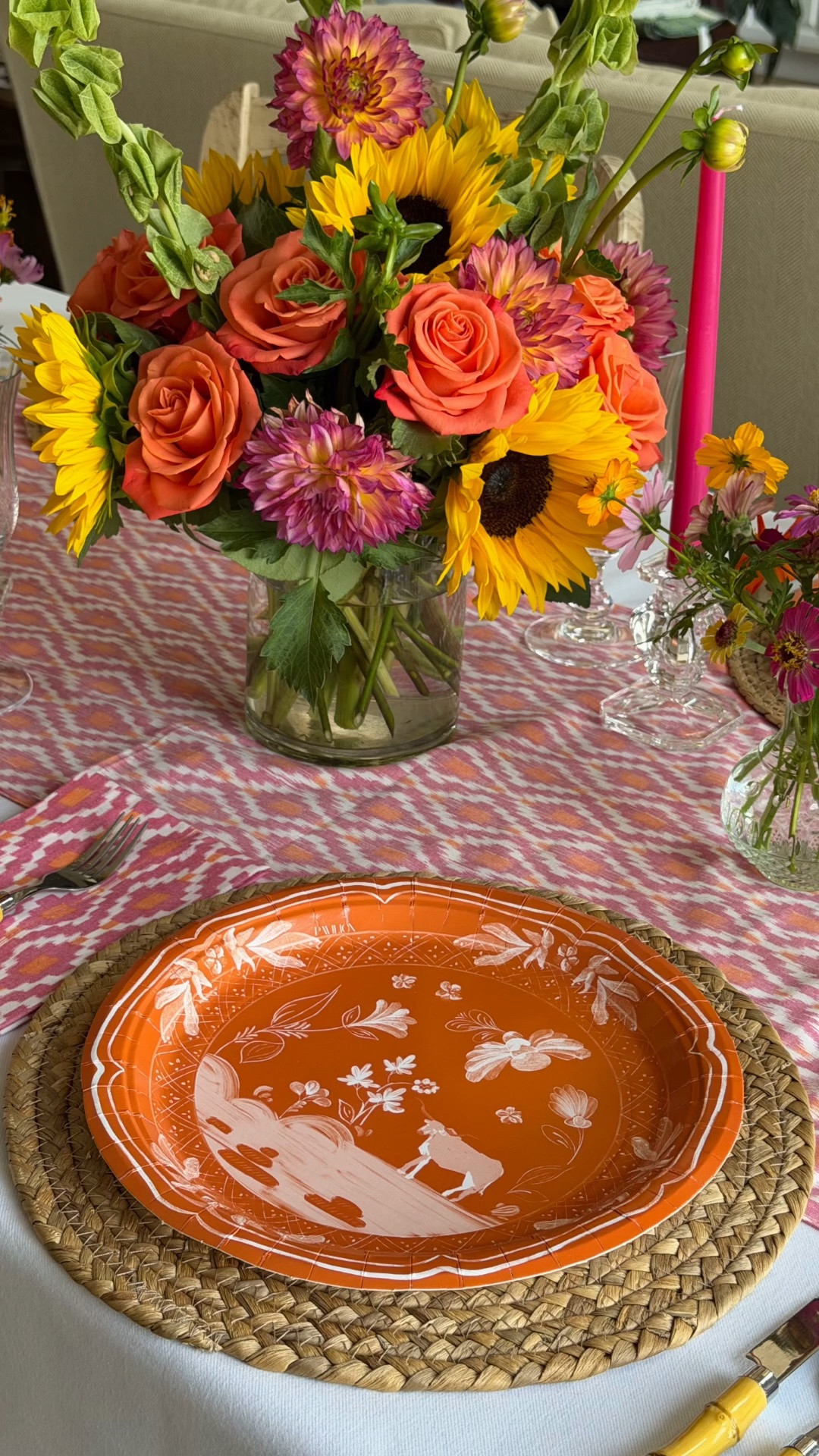 You know me, I love setting a pretty table! When I found these beautiful paper plates from @Pavilion Paper  I knew I wanted to add them to my collection. If you look closely, these are actually a part of their game day collection! We are big Texas Longhorn fans, but they have plates for several colleges. They are so beautiful and so fun!