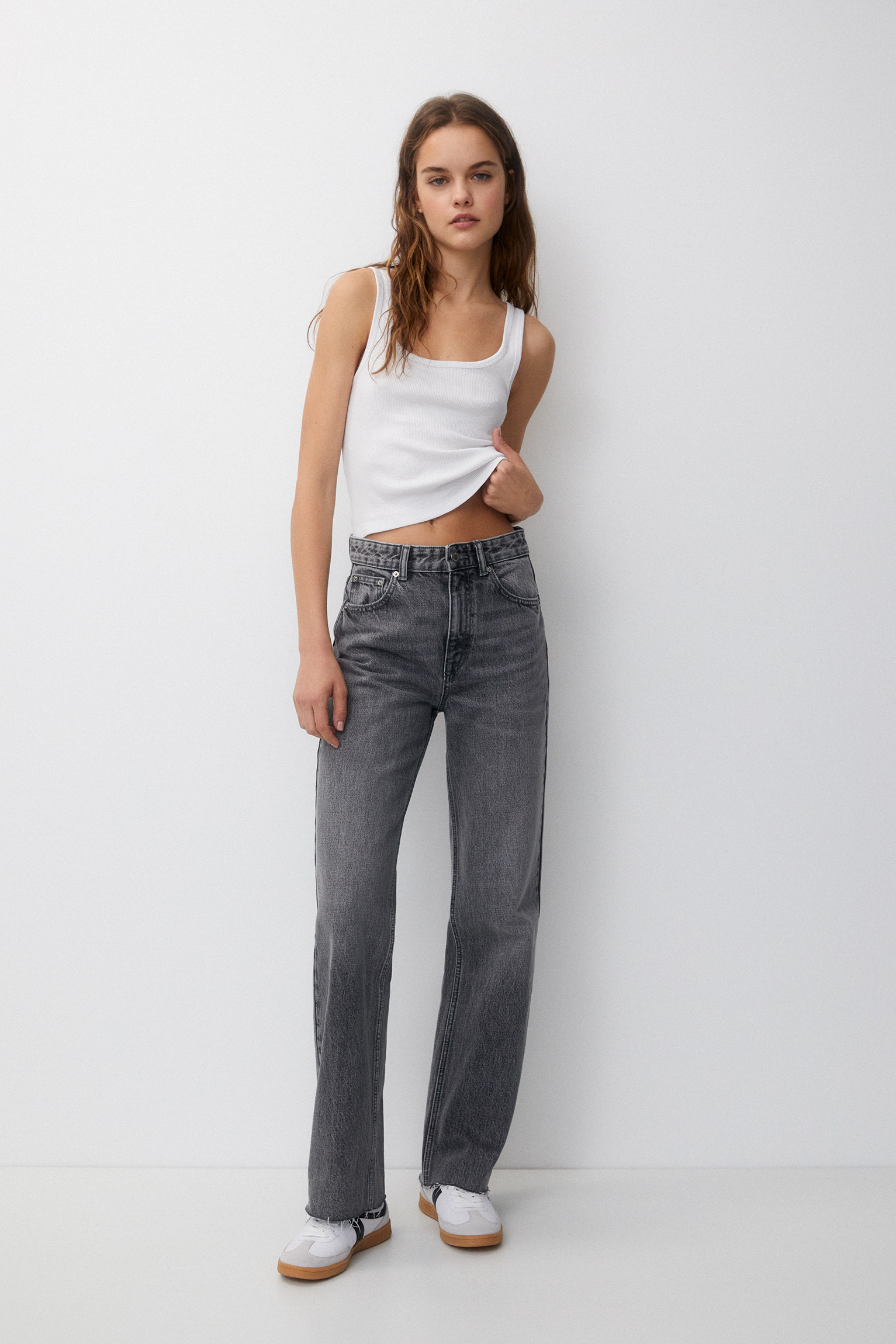 Straight-Leg-Jeans mit hohem Bund. | PULL and BEAR DE