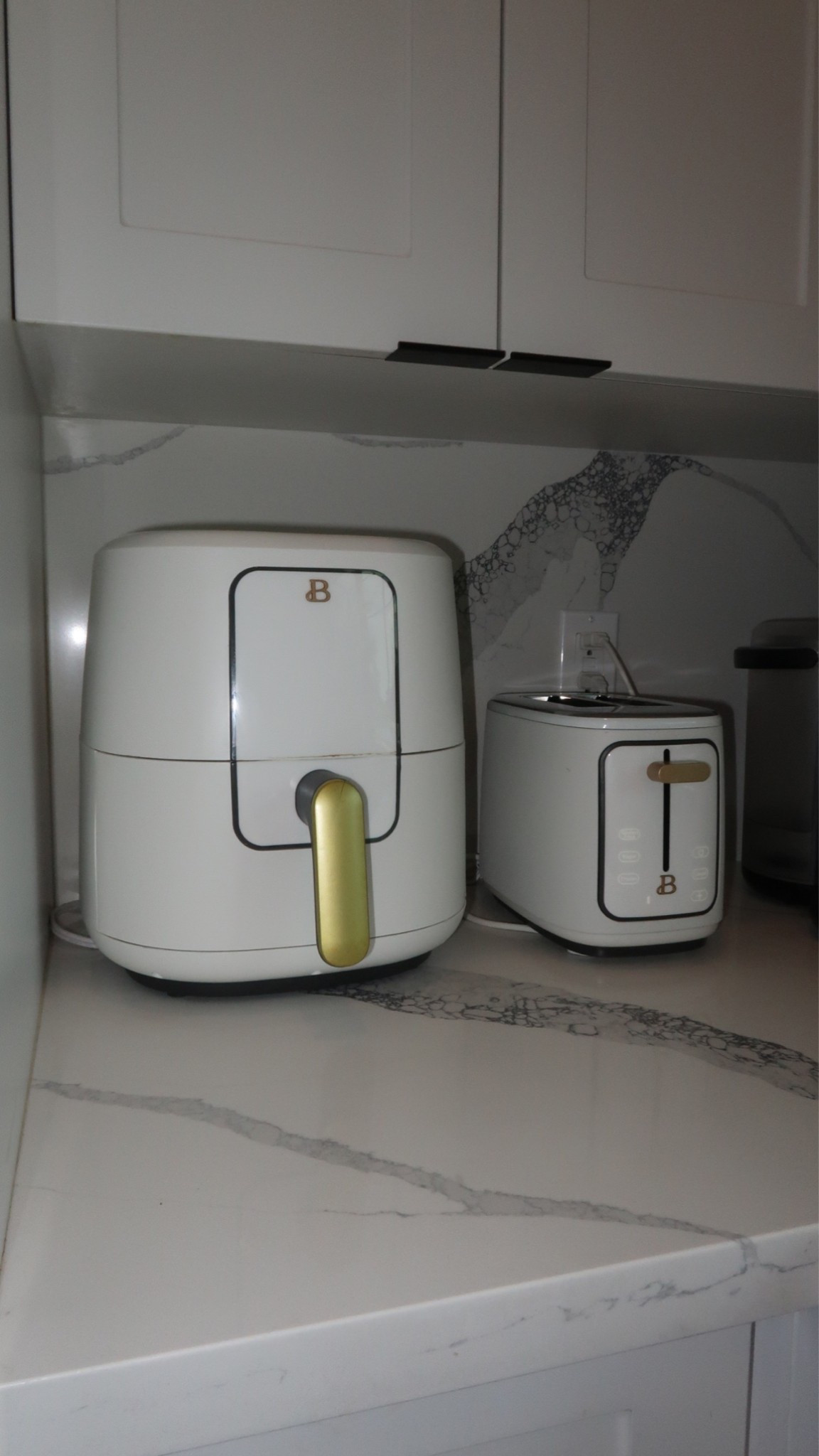 My kitchen appliances matching was not intentional… but now I’m obsessed 🤍
This little setup makes my kitchen look so clean and put together, and I use the air fryer literally every single day. Cute appliances really do make cooking feel more fun 🍞

Estos electrodomésticos se ven demasiado lindos juntos 🤍
La air fryer la uso todos los días y aparte hacen que la cocina se vea súper clean.

Follow me on Instagram and YouTube
@kirasfashionfinds

#LTKHome #LTKvlog #LTKdayinmylife