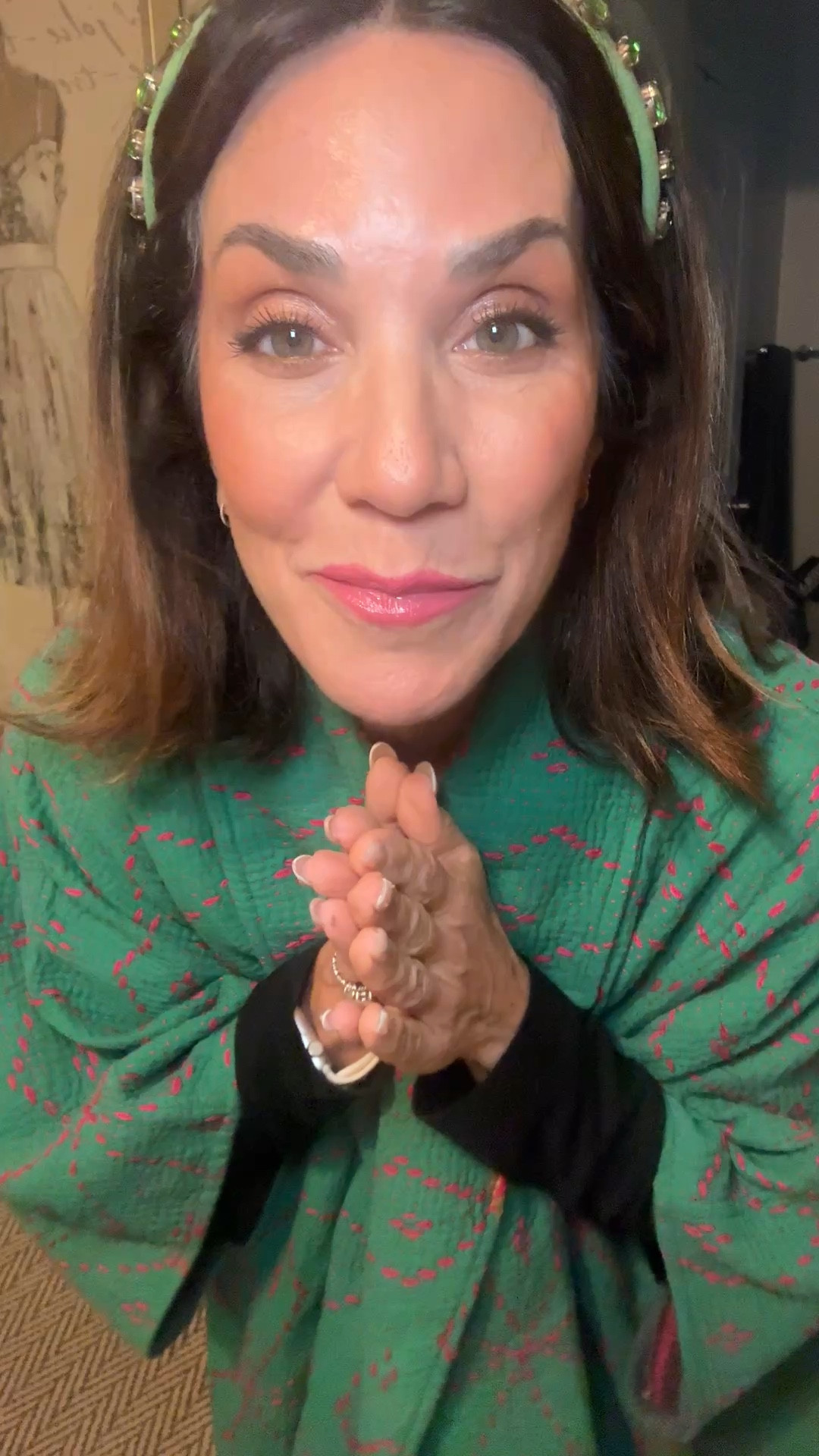 Eyeshadow shade nude glow
Lipgloss cosmic

#LTKPetite #LTKootd #LTKOver40