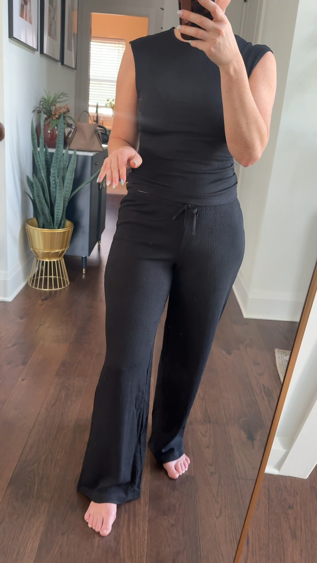 Affordable matching set in a lightweight no wrinkle fabric! Love this one!



Hm finds
Hm matching set
Travel outfit 