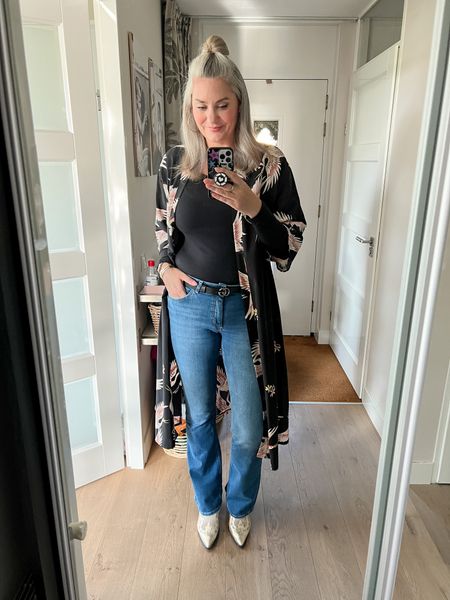 Outfits of the week

Wearing a black crane bird print kimono over a black longsleeve shirt and paired with blue mid waist flared stretch jeans and beige western boots. 



#LTKeurope #LTKworkwear #LTKcurves