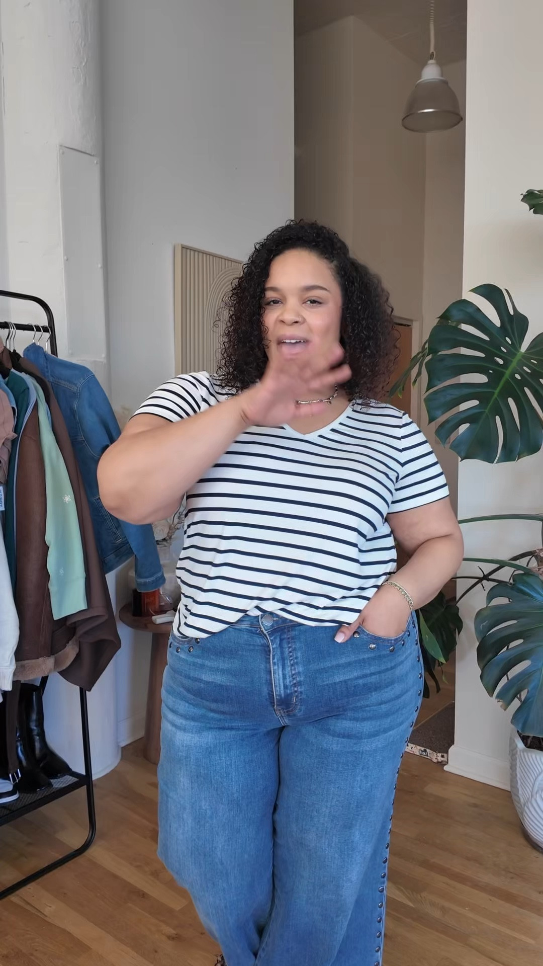 A cute little outfit of the day with a few pieces
I’m loving! #curves #outfitoftheday #casualoutfitideas  #casual #size18 

Denim @Avenue 
Top @oldnavy
Denim jacket @Torrid 
Shoes dolce vita
Fragrance - Idôle Peach @lancome