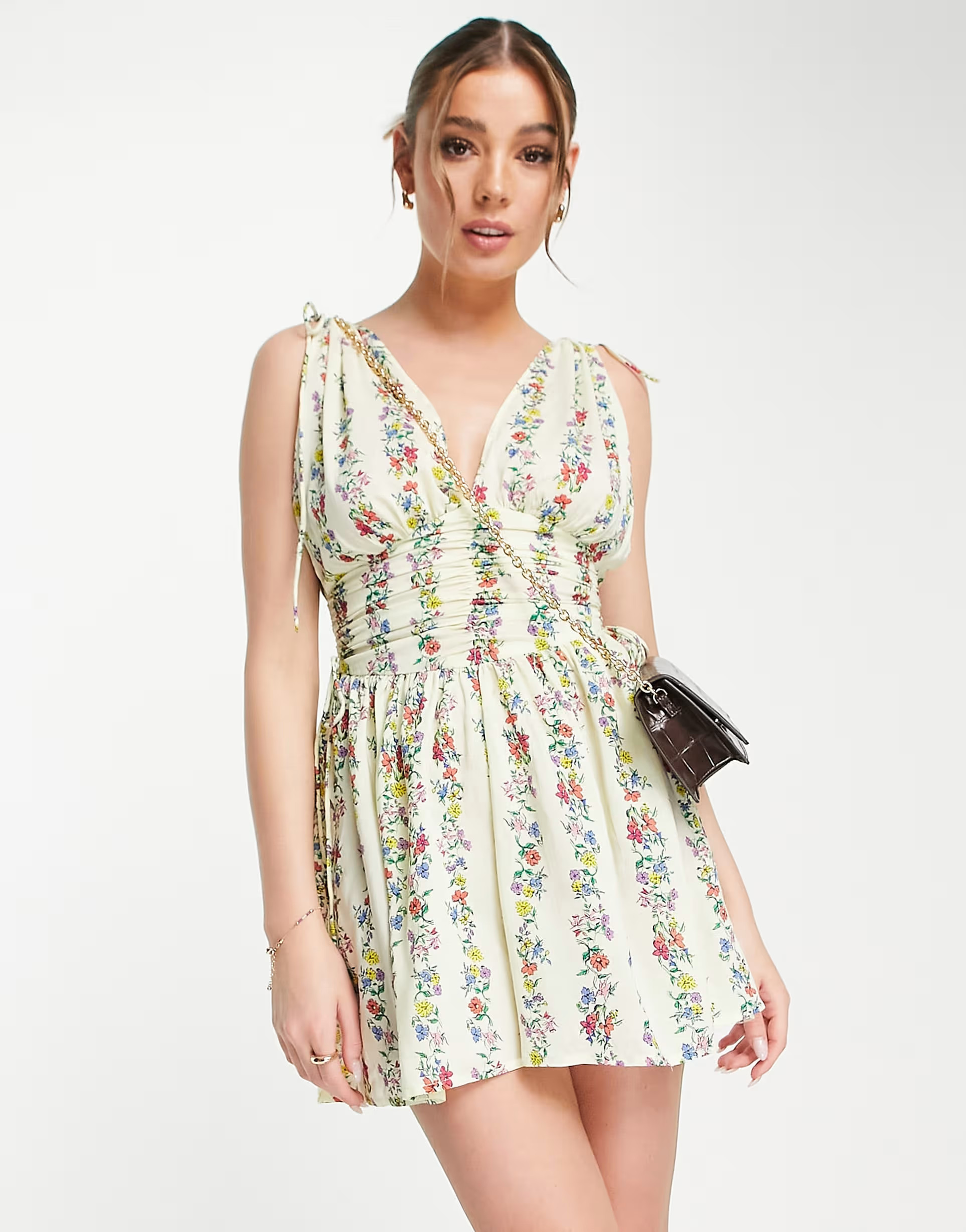 ASOS DESIGN – Kurzer, schwingender Playsuit mit Raffungen und linearem Blumenmuster | ASOS | ASOS (Global)